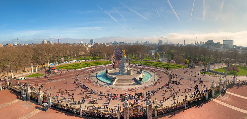 Buckingham-Palace-Panorama_London.jpg