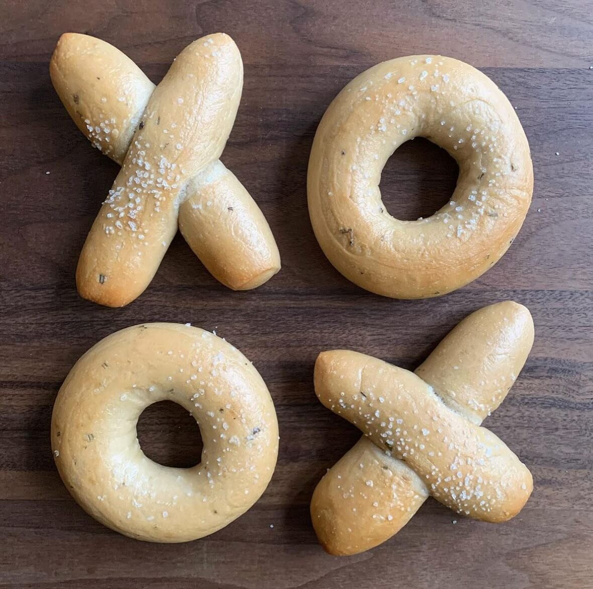 Our bagels are made with organic flour &amp; love. 🥯🖤✨

#risebagelco #glutenspree #organicflourpower #cheerforschmear #nicebagels #bagelbodega #riseandgrind