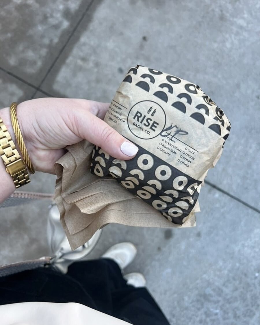 Shelby&rsquo;s keeping things classic with an Everything / Plain. Which Everything savory schmear combo speaks to you? 🥯🖤✨📷: @loansbyshelby 

#risebagelco #glutenspree #organicflourpower #cheerforschmear #nicebagels #bagelbodega #riseandgrind