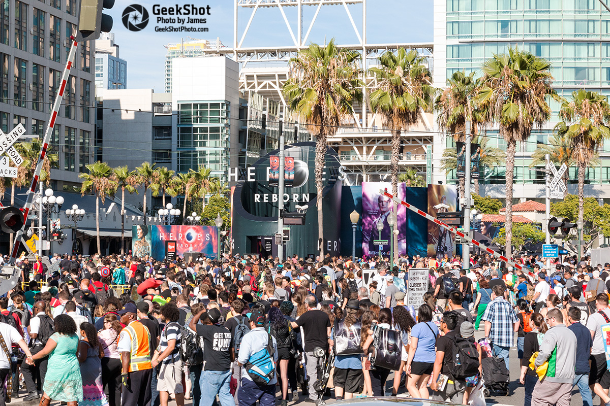 (Crowd photo by Geek Shot)