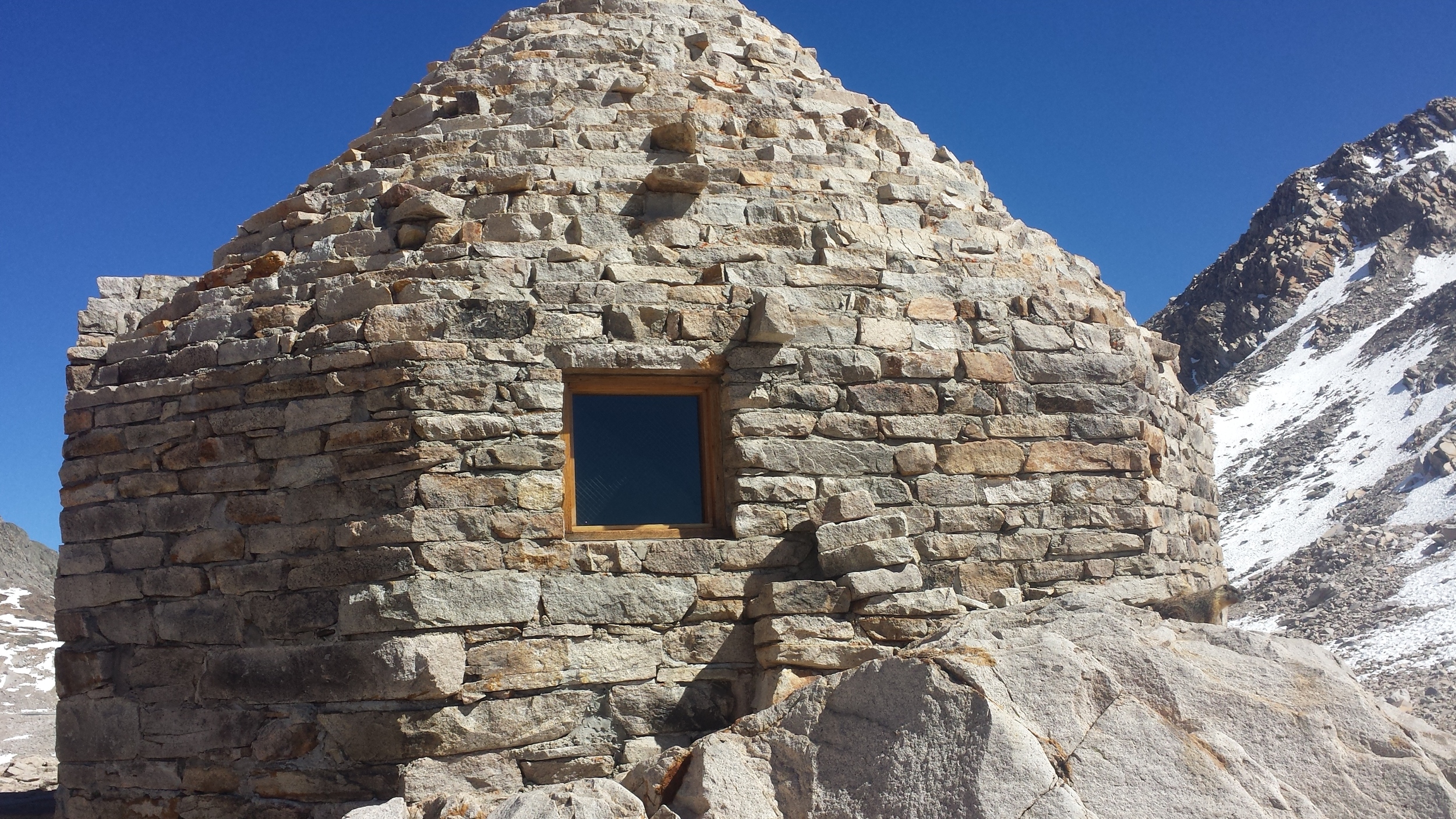 Muir hut, shelter at the top of the pass
