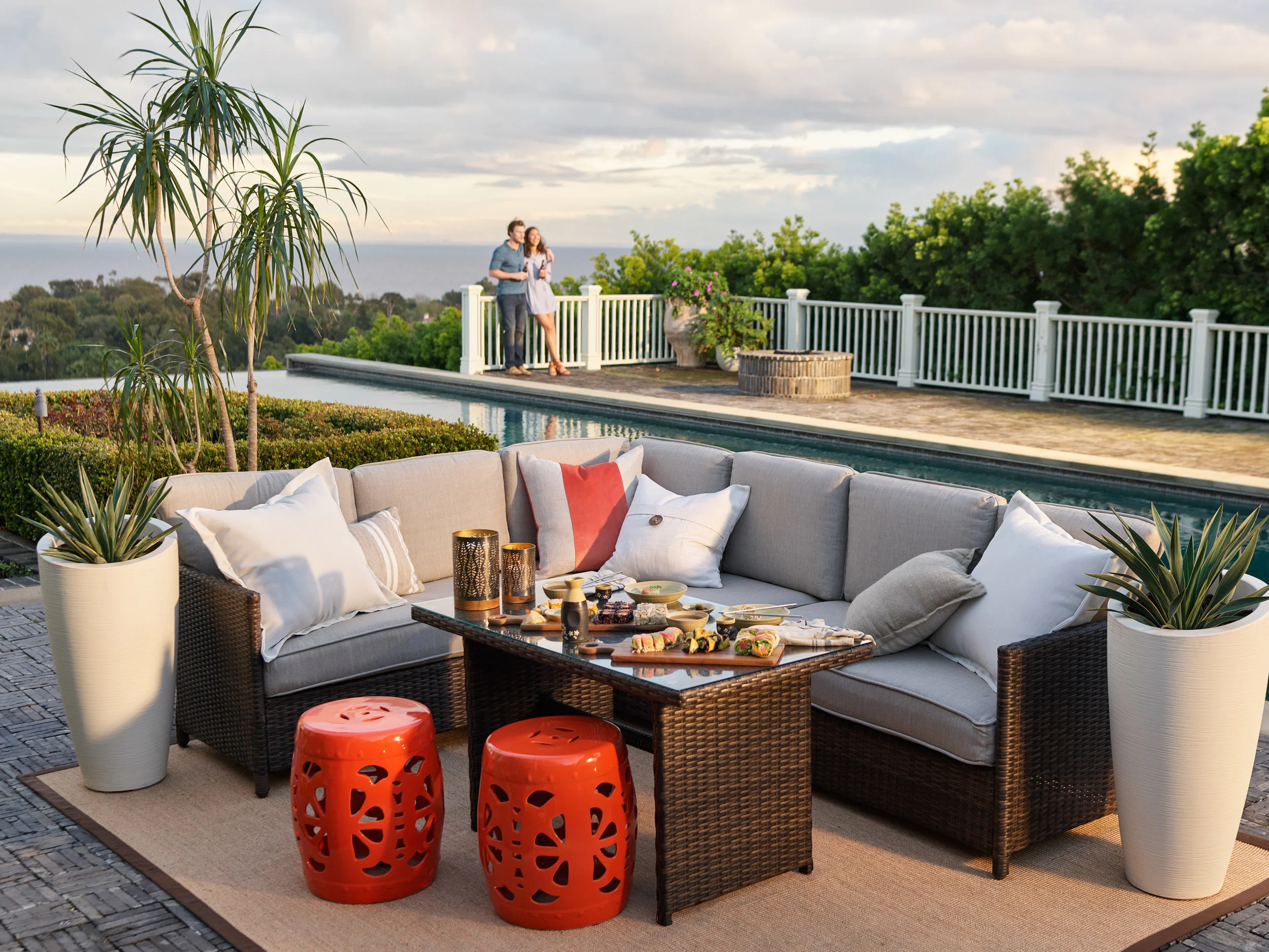 43954_OutdoorEntertainingLargeP1_Home_PatioGarden_BHG_33045.jpg