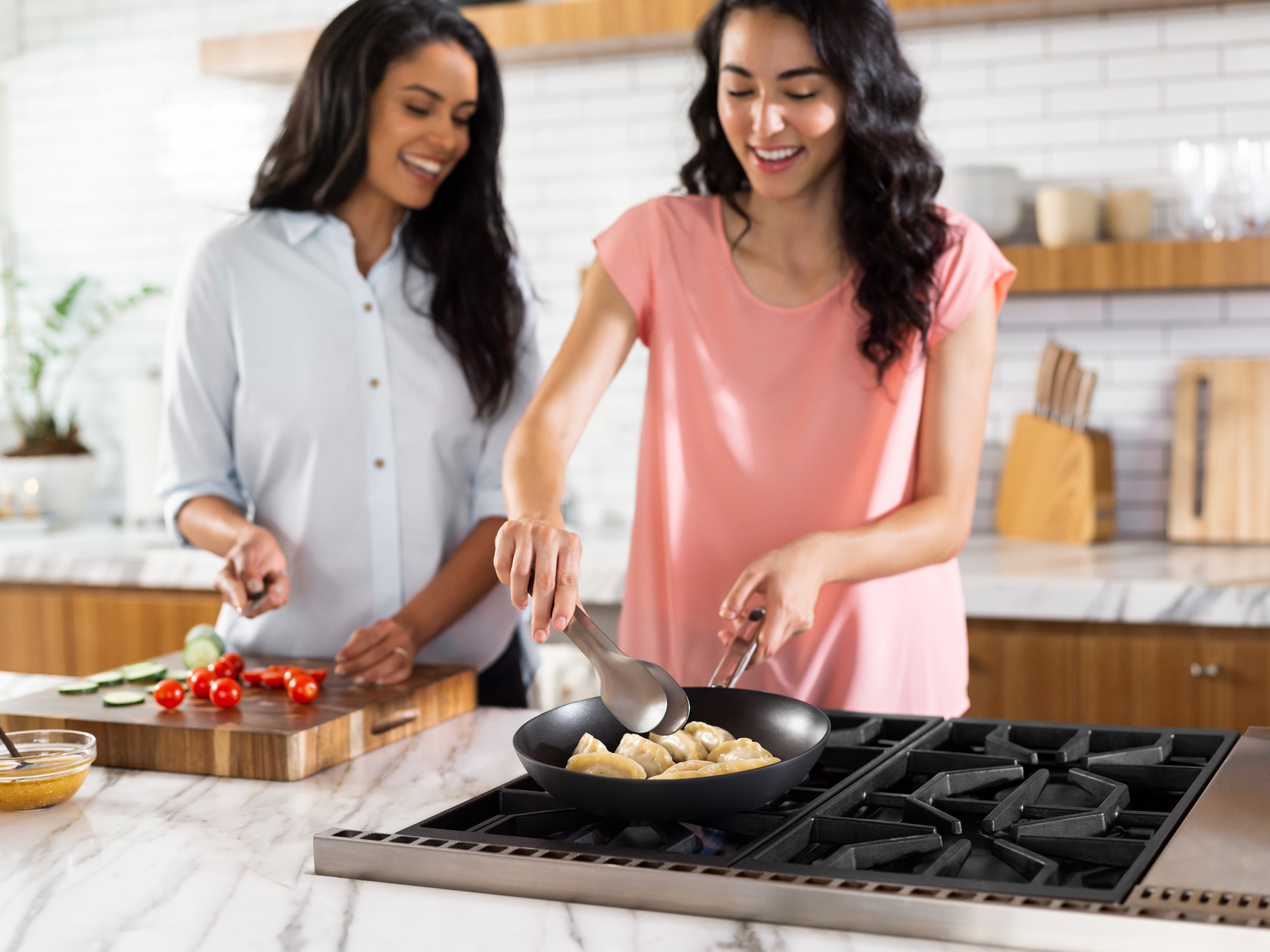LL_Potstickers_Connecting_2259-V02.jpg