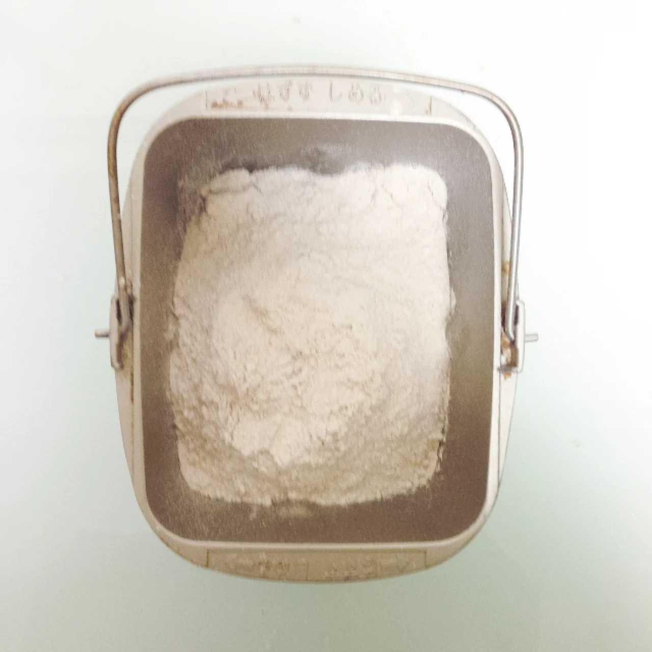 粉を入れます,220gくらい。オーガニック小麦全粒粉にオーガニックライ麦全粒粉を50%ずつミックスしてます。(S.F.ですっかり健康オタクになりました)