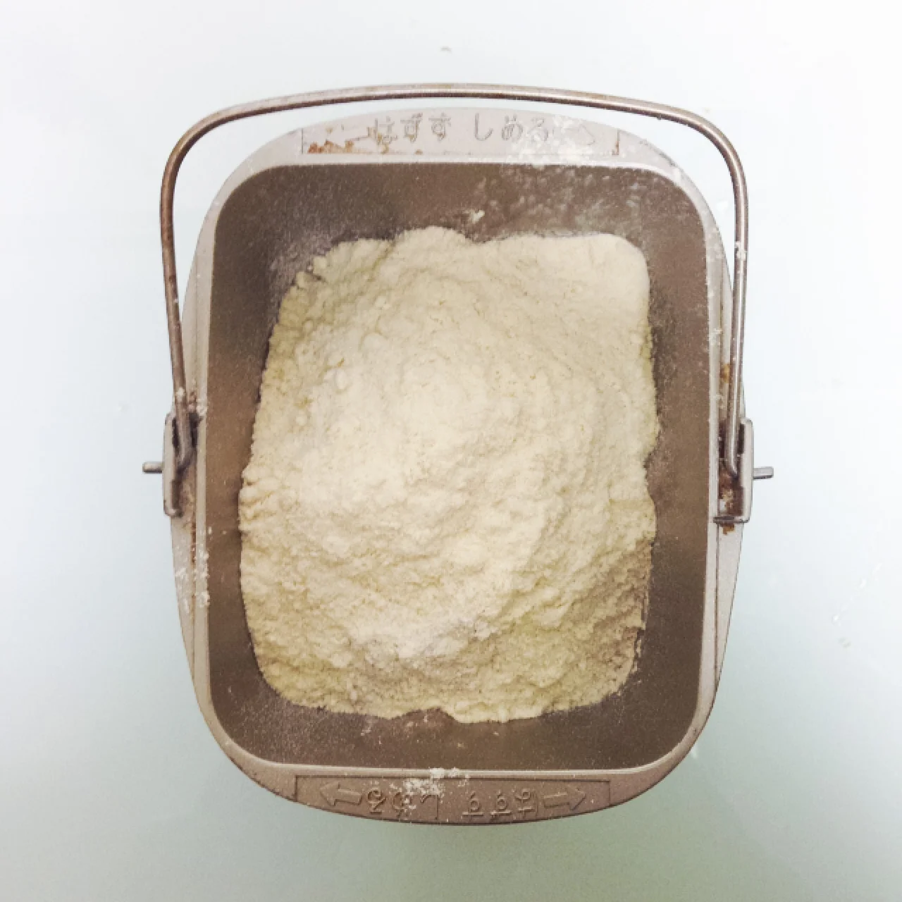 小麦グルテンを20グラムくらい入れます(全粒粉は本当に膨らみにくいので)ついでにおからパウダーも同じくらい。そして忘れちゃいけないお塩も入れて(フランスのゲランドの塩,めちゃウマ)5gくらい?