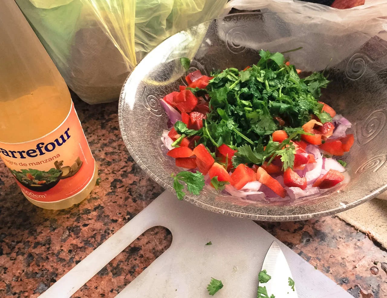 Home made salsa. Used 4 limes, a half bottle of white vinegar, a whole red onion, a huge red paprika, a big tomato, a long cucumber, a bunch of cilantro, and chopped garlic. I put two much fresh green chillies so it became too hot like a joke. サルサ。ライムは4つ、ヴィネガーは一本の半分ドバドバ。赤たまねぎに、赤パプリカ、トマトに黄瓜にシラントロ、あとは刻みにんにく。生唐辛子、入れすぎて、のどが痛いほどホットな新鮮サルサの出来上がり。