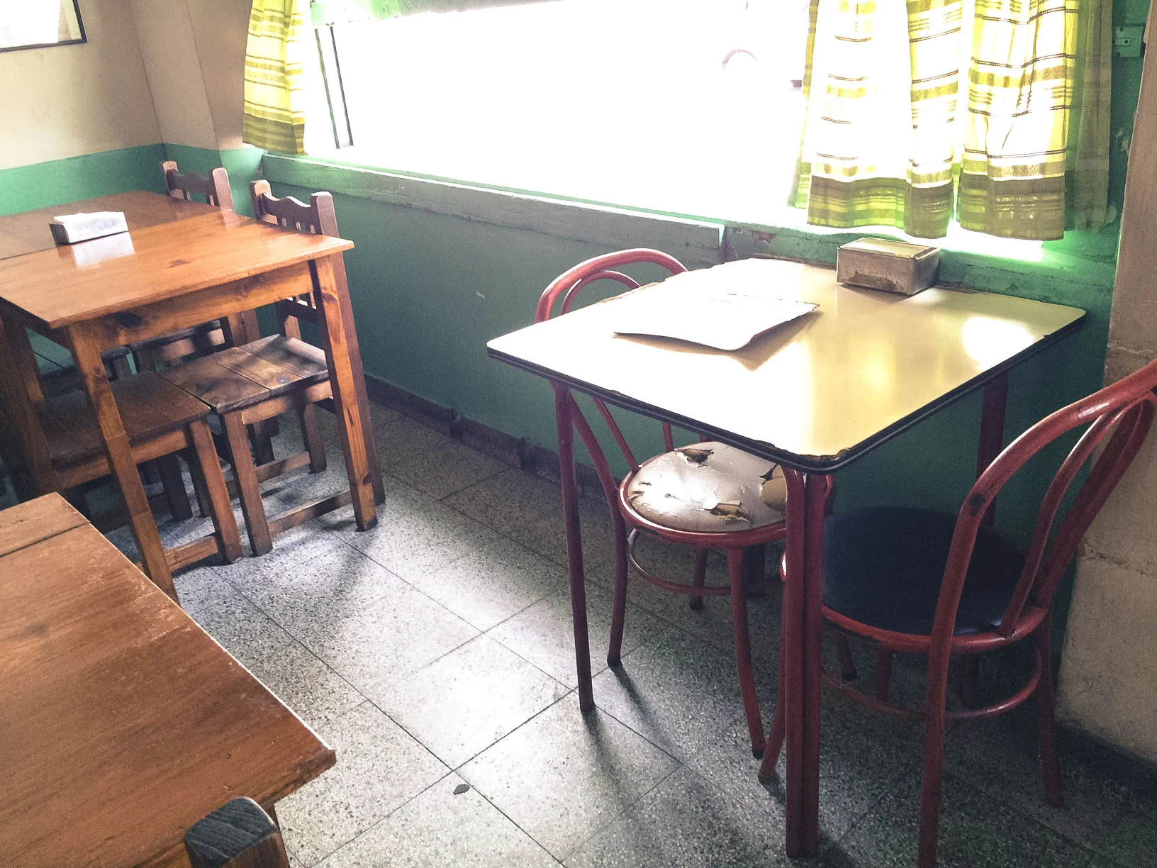Casual cafe restaurant, I love how the chair is devastated. I tried, but as I couldn't read the menu, I ended up getting a big DEEPLY flied chicken. I am a big deep-fried-stuff hater. 地元のカフェレストラン 椅子がね、ボロボロなの、かわいいの メニュー読めなくて、大の苦手な揚げ物がドバーンって出てきて泣いた