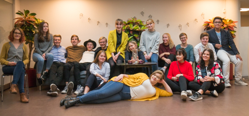 Neljän maakunnallisen nuorisovaltuuston edustajia Allianssi-talolla sekä vas. reunassa MaNu-hankkeen projektipäällikkö Senja Miettinen.