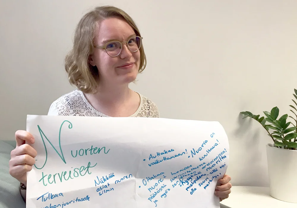 Osallisuuskoordinaattori Laura Lettenmeier esittelee viikko sitten järjestetyn Huipputapaamisen työpajojen tuloksia.