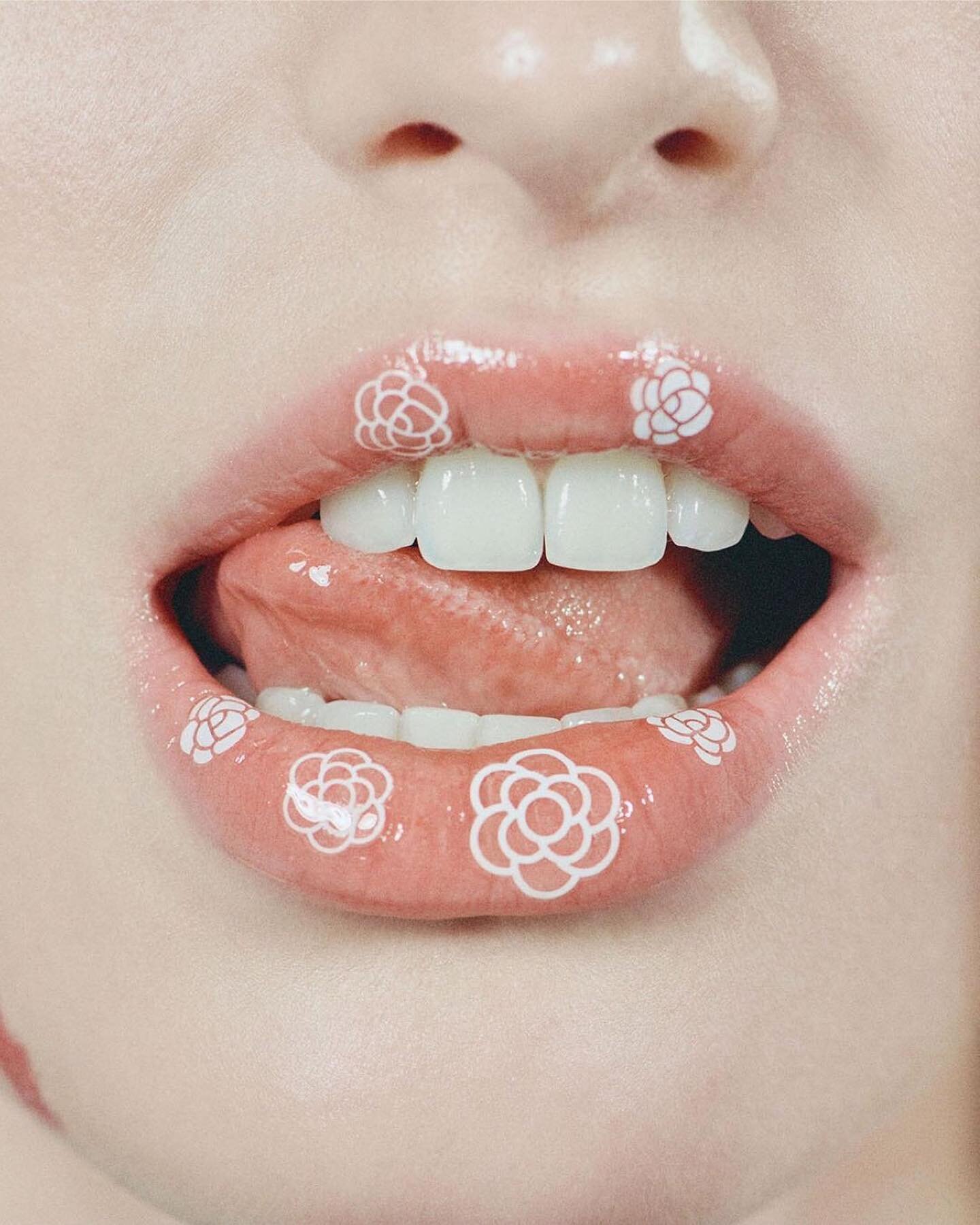 We like to share the beauty visuals we love from instagram.  We ❤️ this amazing and cheerful look created by  @Valentina1121Li, who is part of the CHANEL&nbsp;Com&egrave;tes Collective&nbsp;alongside @AmmyDrammeh and @CecileParavina.

Repost from @ch