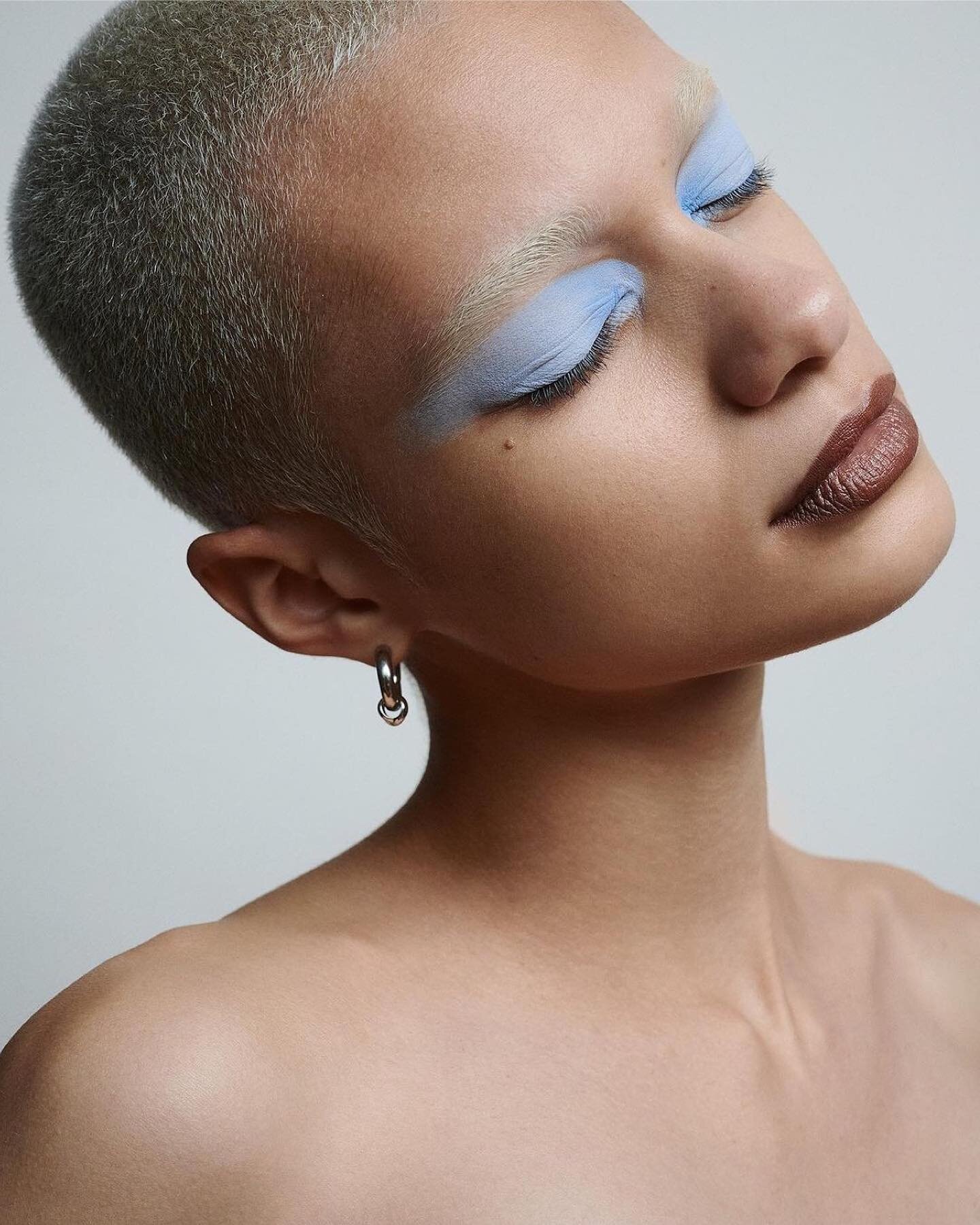 Beauty is in constant transformation and we love to follow talented artists. 
In our latest Fashion Week report we highlight the Heavenly Blue color, which gracefully bathed in the soft serenity of powdery pastels.
This pic is the perfect example of 