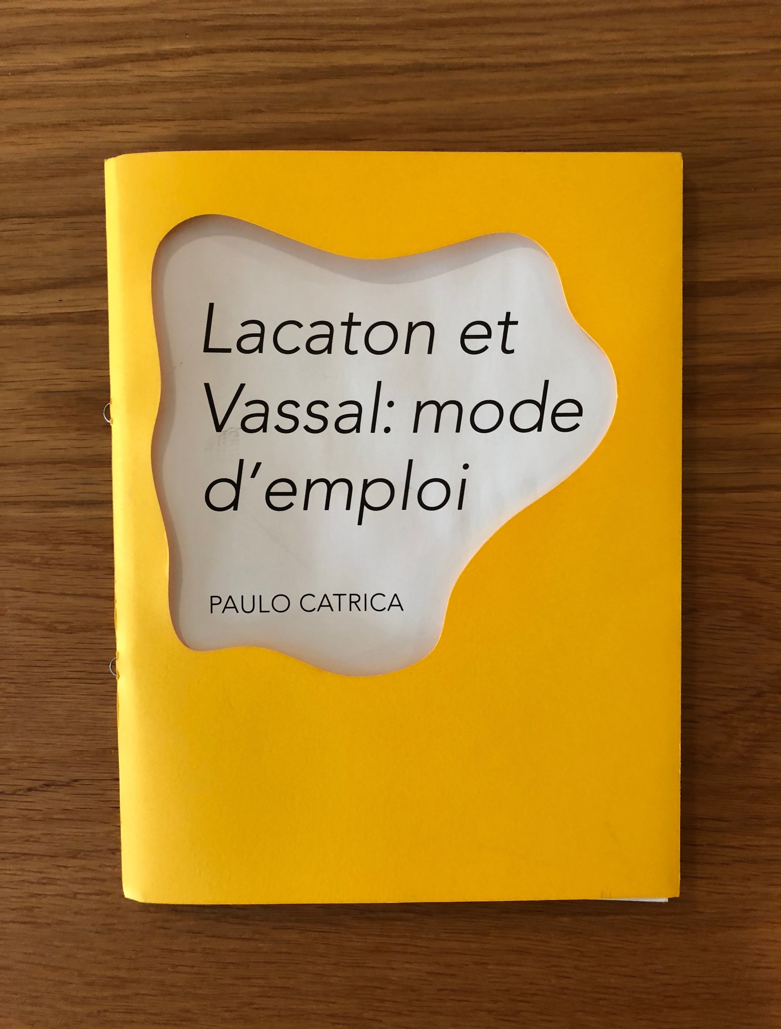 «Quando se observam os projetos de Lacaton & Jean Philippe Vassal, verifica-se que há um conjunto de princípios que lhes é comum. Pela sua constância e sobretudo pela sua coerência, esses princípios acabaram por consubstanciar um programa ético reconhecível: a configuração de espaços visa sobretudo aquilo que eles potencialmente podem acontecer, em detrimento de qualquer efeito “plástico”.» José Capela Lacaton & Vassal: mode d'emploi, de Paulo Catrica. Arquitectura pela Arquitectura, texto de José Capela. Paulo Catrica (1965), é fotógrafo, estudou no Ar.Co (1985), concluiu o mestrado em Imagem e Comunicação no Goldsmith's College (1997) e o doutoramento em Estudos de Fotografia na University of Westminster (2011). Portuguese/ French edition. 64 pages., 230 x 160 mm. ISBN 978-989-99010-4-9 500 exemplares impressos na gráfica Maiadouro em Creator Silk 135 gr. e composto em caracteres Whitman e Avenir.