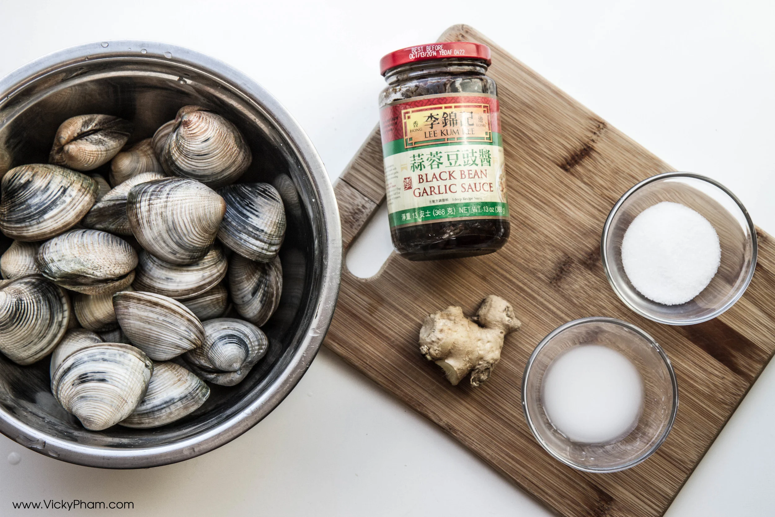 Stir-Fried Clams in Black Bean Sauce (Oc Xao Gung Dau Den) Ingredients: Cherrystone Clams, black bean garlic sauce, ginger, sugar and corn starch slurry