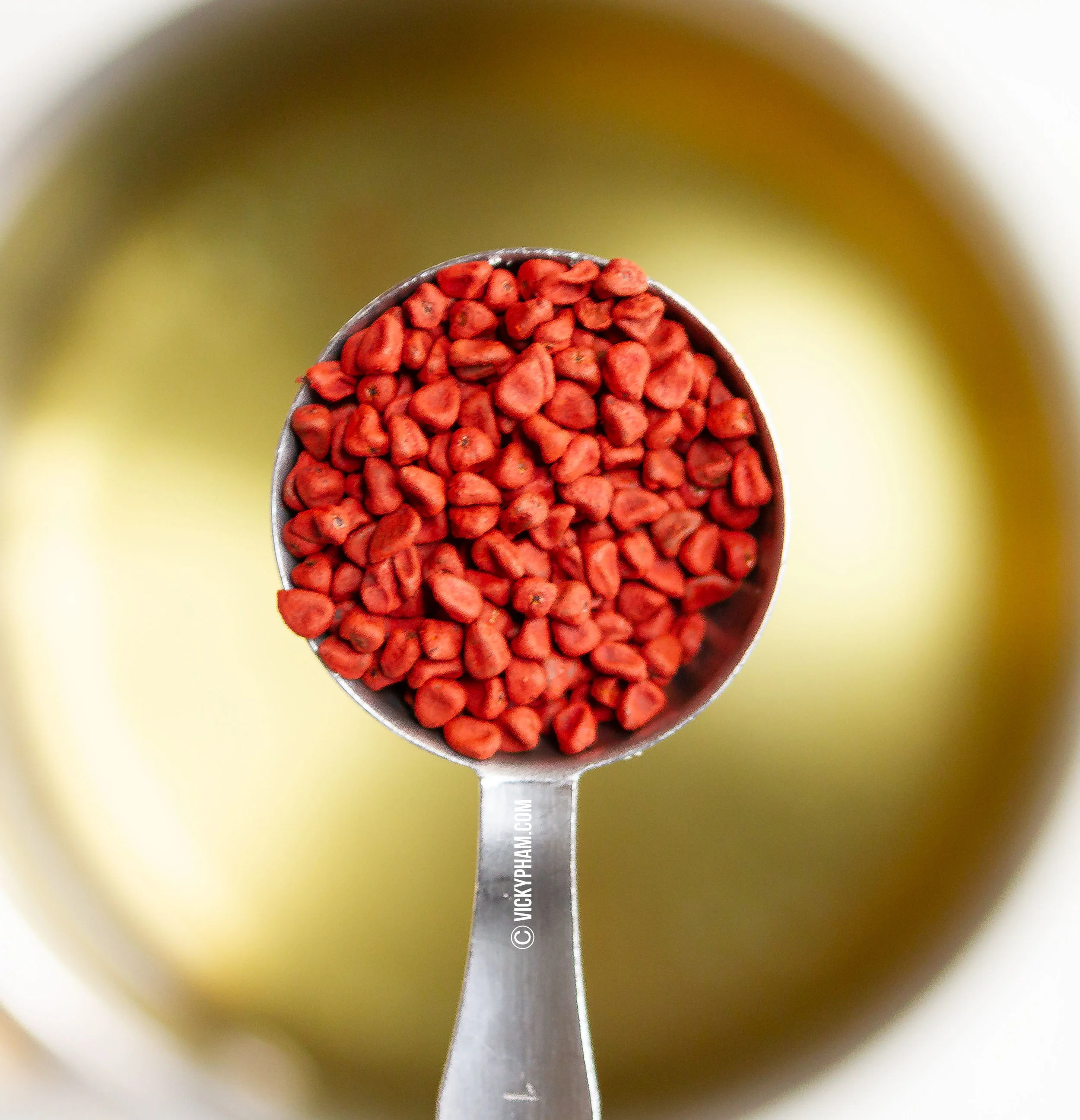 Annatto Oil (Dau Hat Dieu) — Vicky Pham