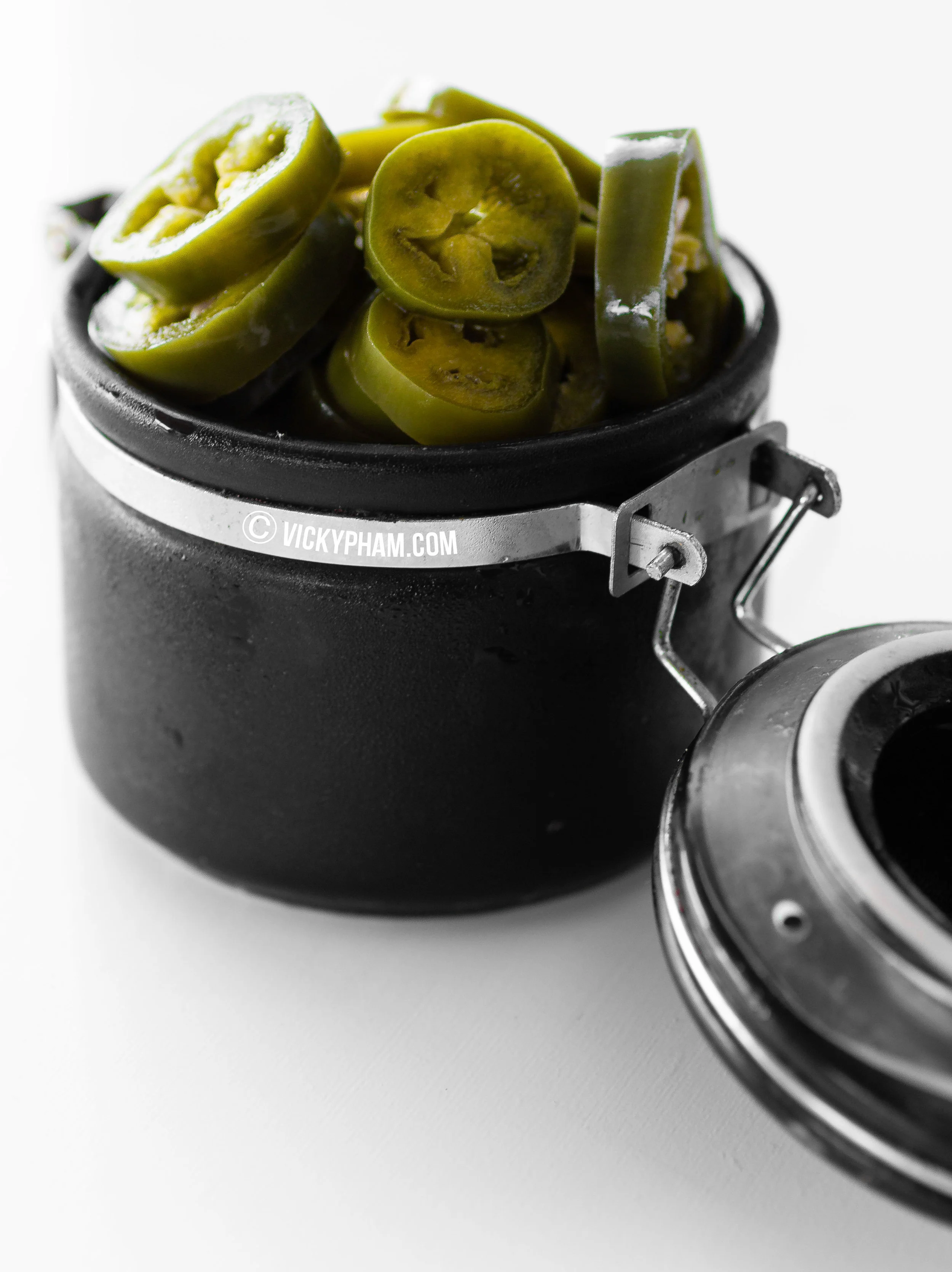 Vietnamese Crunchy Pickled Jalapenos (Ot Ngam Giam)