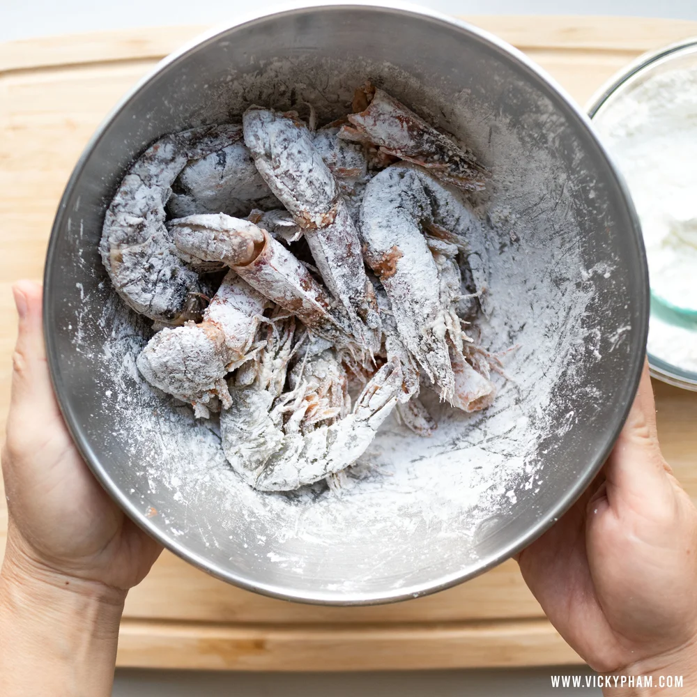 Coat the shrimp evenly in corn starch