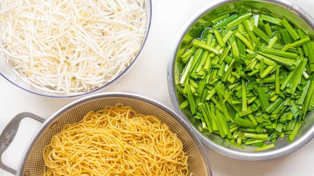 Bean sprouts, Pan-Fry Egg Noodles, and Garlic Chives