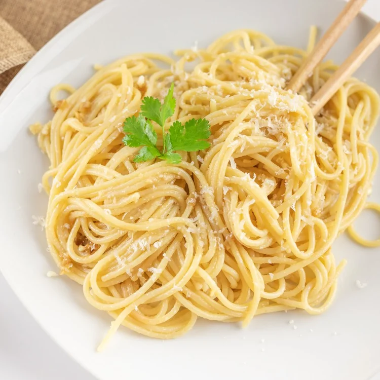 Asian Garlic Butter Noodles (Mi Xao Toi Bo) — Vicky Pham