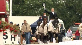 23051_57076_file_eng_A-victorious-Edward-Gal-and-Tortilas-lead-the-way-into-prize-giving-at-Hickstead-09_350_192.jpg