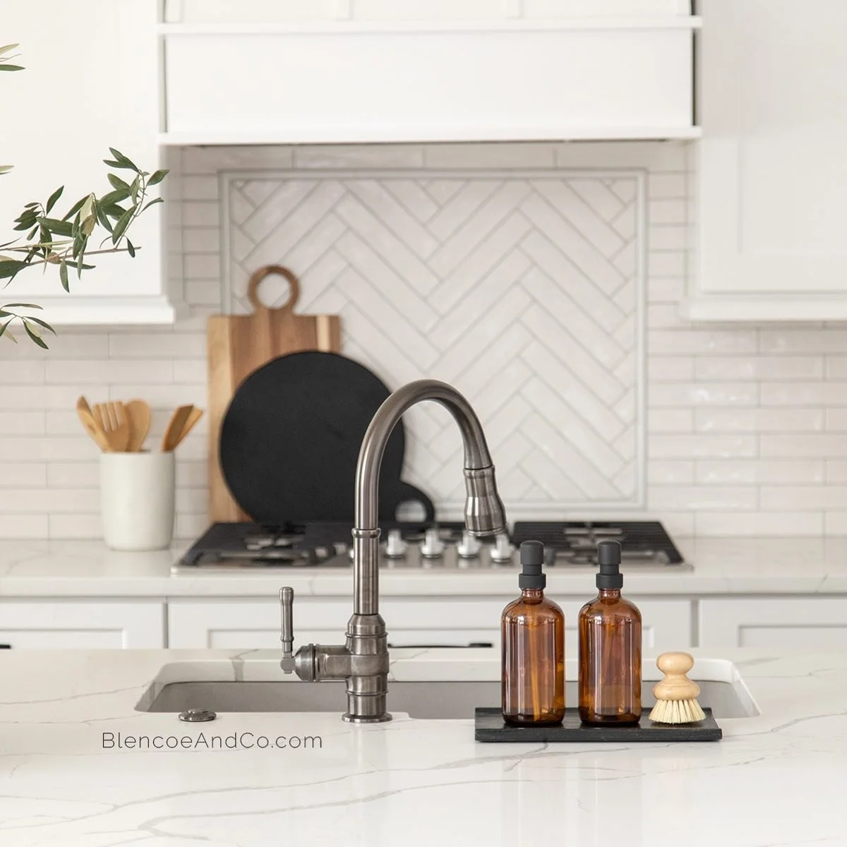 Kitchen Envy 😍 Fresh kitchen renovation by @laurasearsinteriors 👌🏻

#blencoespaces #blencoeandcospaces #interiors #interiordesign #interiorsofinsta #atlantainteriors #realestate #realtor #home #luxury #luxuryrealestate #dreamhome #architecture #de
