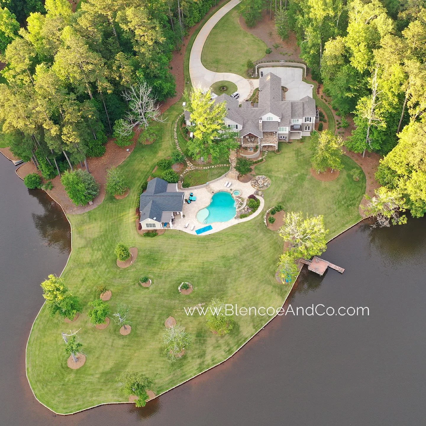 Lake house hunting? This one will do nicely 👌🏻 

#dronephotography #dronestagram #aerialphotography #dronelife #blencoespaces #blencoeandcospaces  #realestate #realtor  #atlantaphotographer #georgiaphotographer  #atlantadrone #atlantadronephotograp