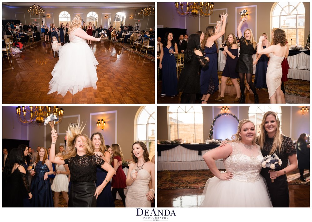 bouquet toss at tuscany falls