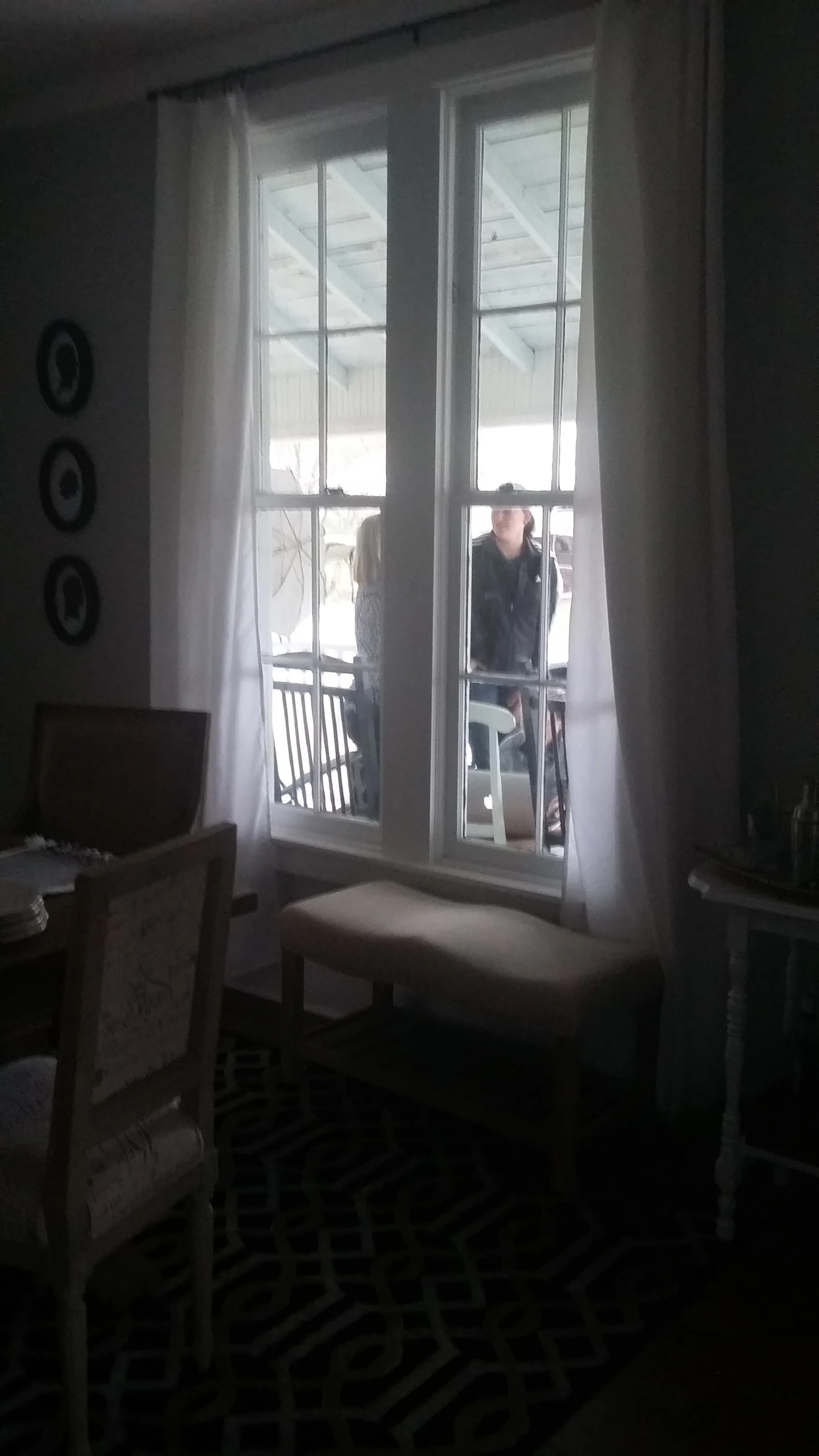 Behind the scenes of a home decor magazine photo shoot 7