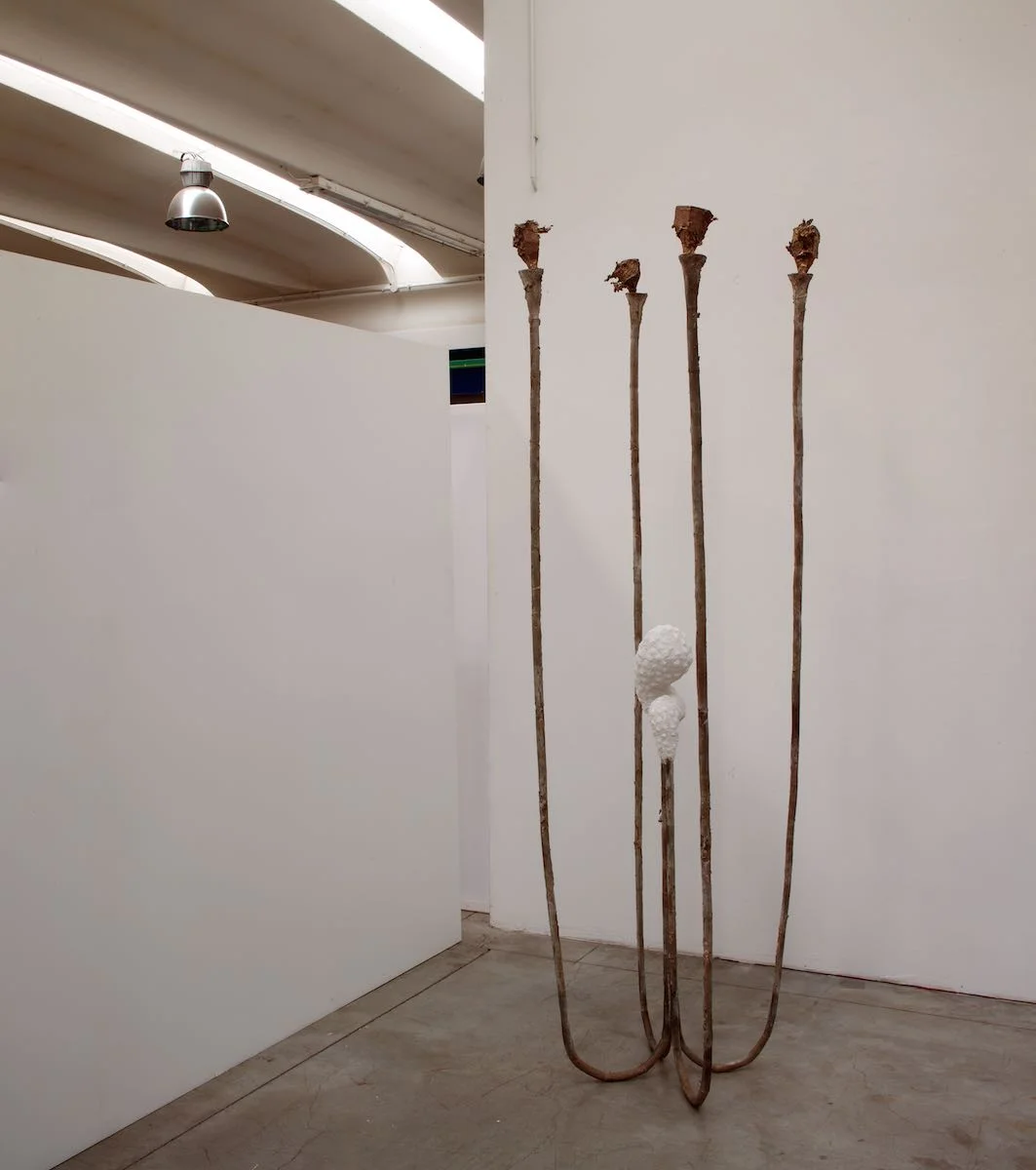 Aron Demetz, Carico, 2016, bronze, ceramic, 240 x 55 x 55 cm