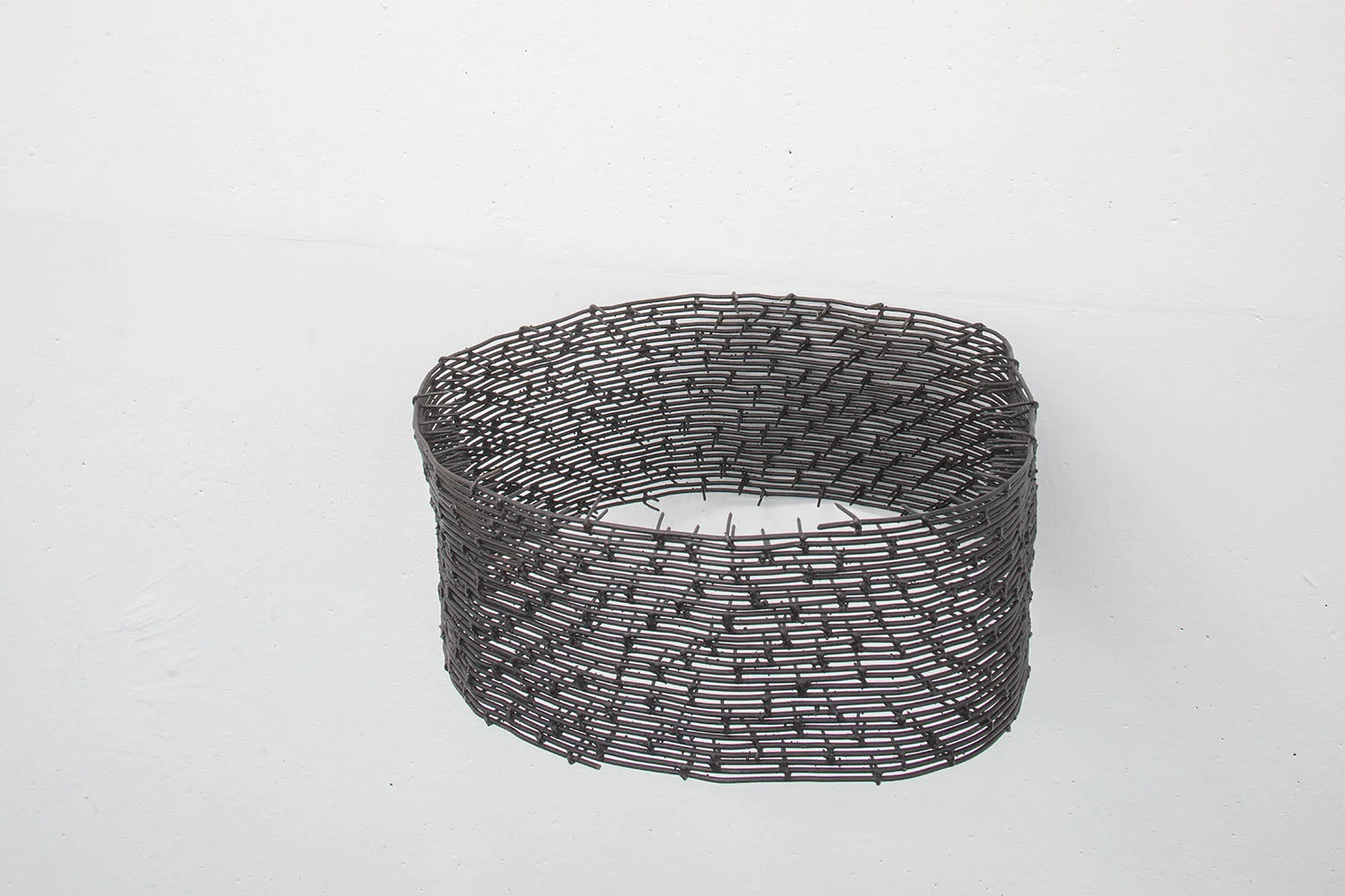 Arnold Holzknecht, Einsicht vier, 2017, iron wire, nails, 16 x 40 x 2 cm