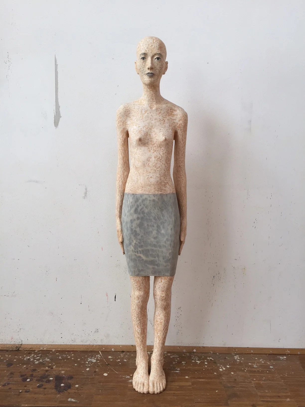  Walter Moroder,&nbsp;Ncisles, 2018, lime wood, chalk, glue, acrylic paint, bog oak, 171 x 36 x 22 cm 