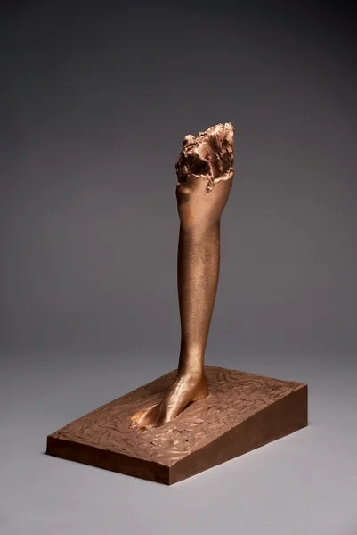 Aron Demetz, intervallo , 2019, bronze, 75 x 55 x 34 cm