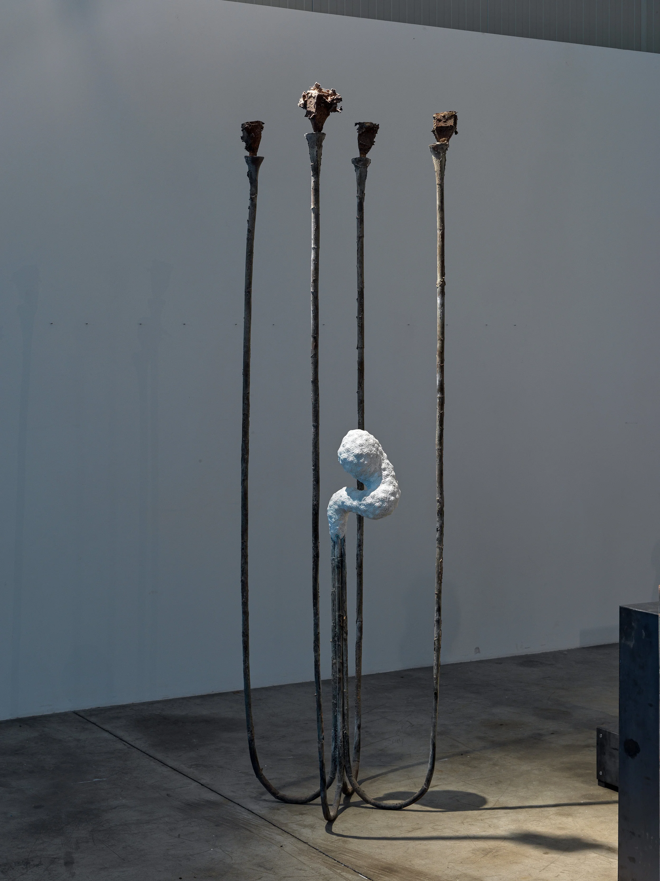 Aron Demetz, carico, 2016, bronze and ceramic, 240 x 55 x 55 cm
