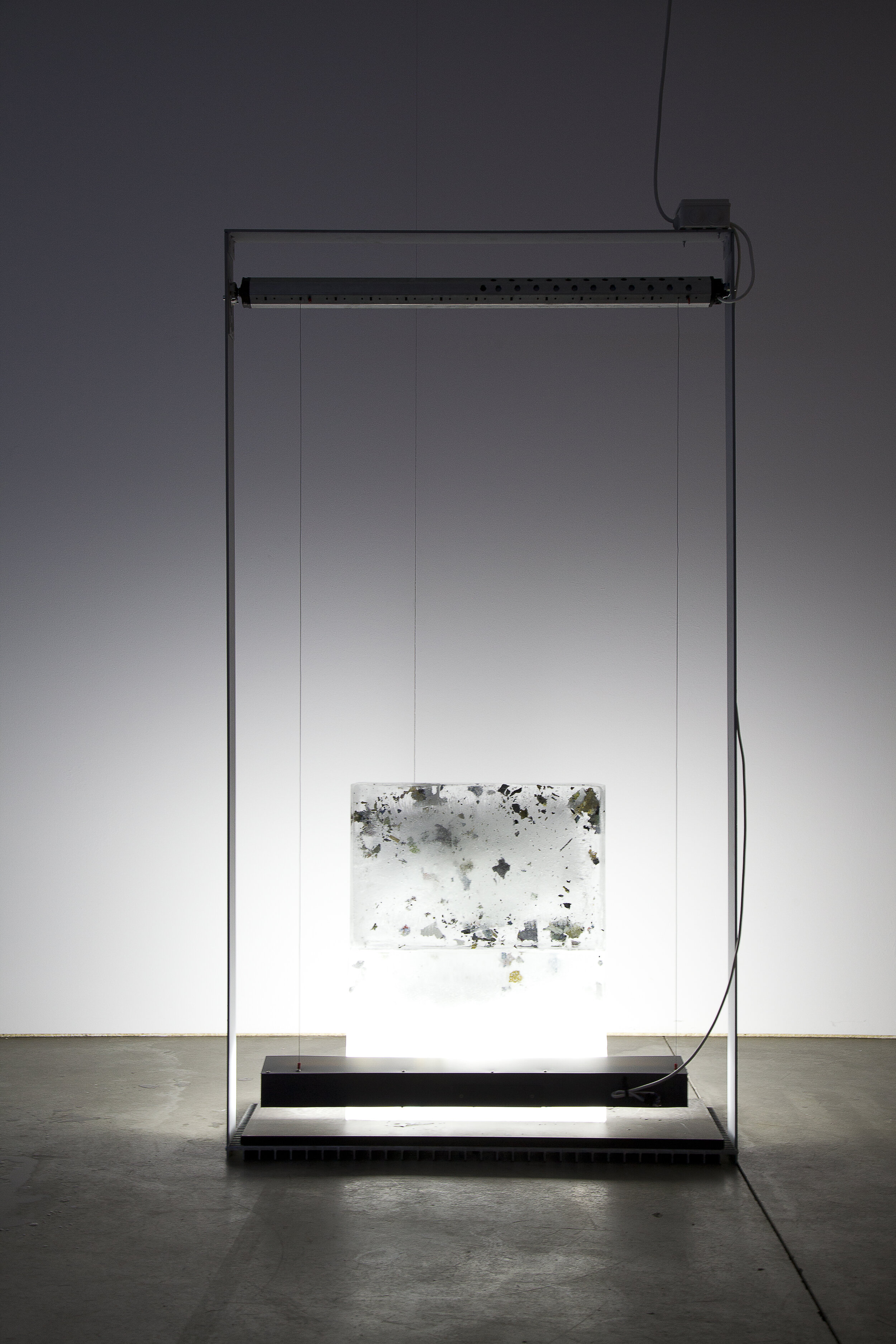  Julia Frank FC / Ice (white), 2020 Ice, metal, rotation motor, electrical parts,  micro plastics leftovers (FC / Cartography), wetlamp, LED 190 x 115 x 30 cm 