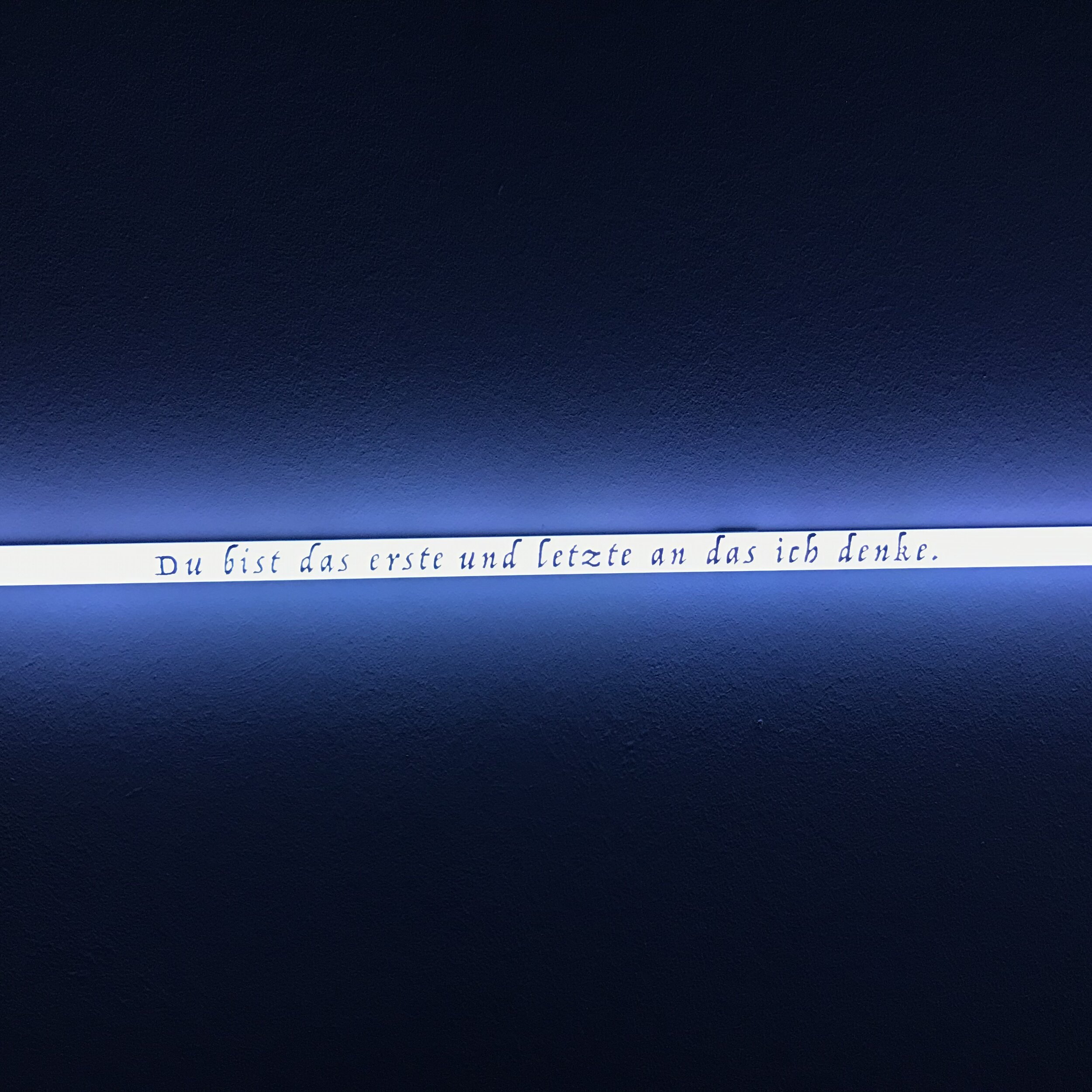  Julia Frank FC / The time is now, 2020 Aluminum tubes, LED, black writing 1000 x 2.50 cm 