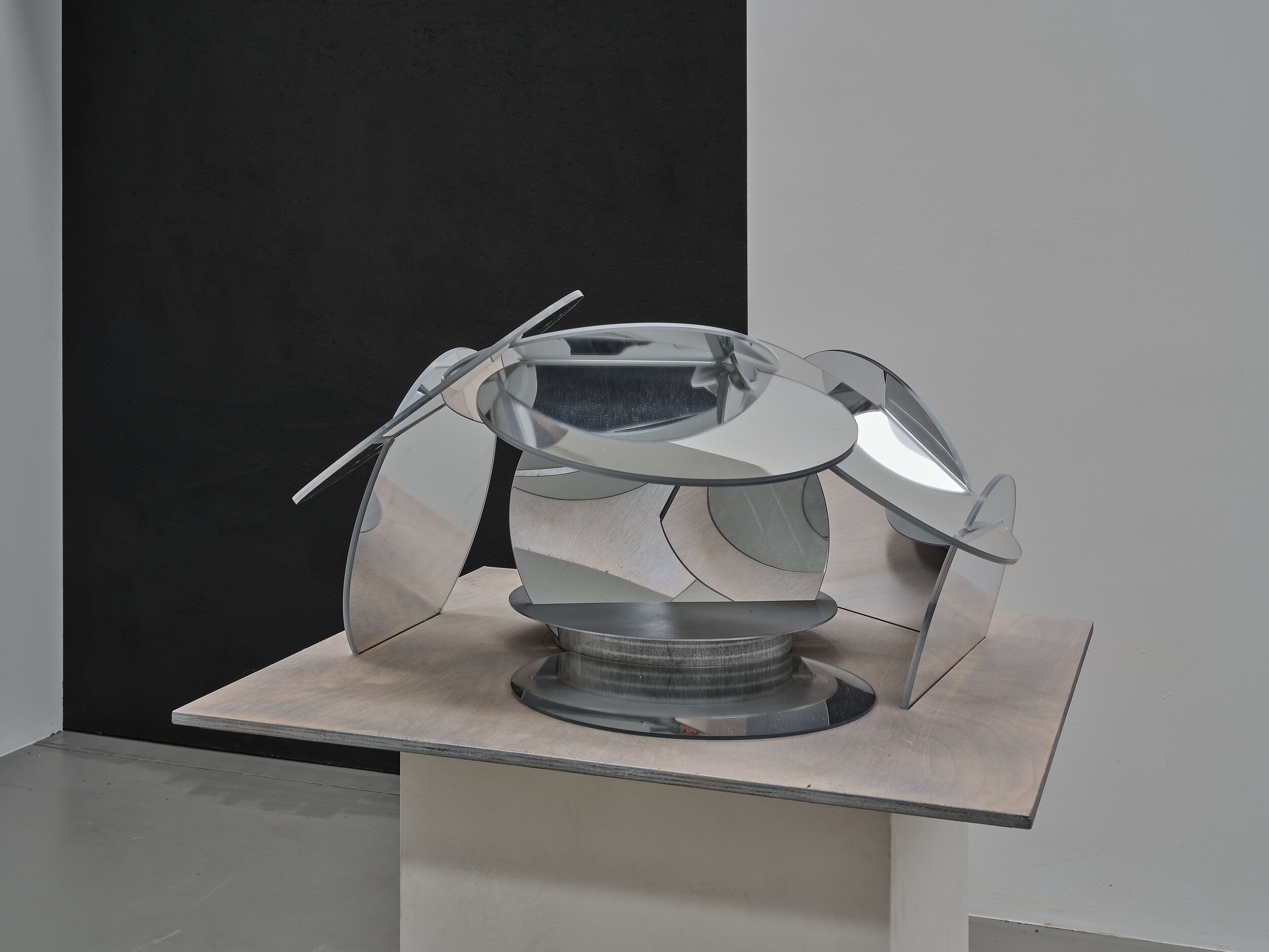  Eva Schlegel Cloudspace, Modell 1: 100 (1/AP), 2018 Mirror, Plexiglass and wool 40x65x65cm Courtesy Eva Schlegel und Galerie Krinzinger 