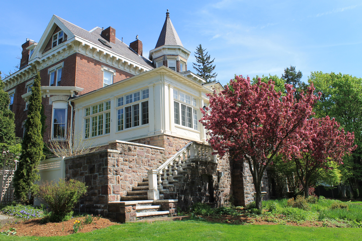 Springtime at the Willard Street Inn