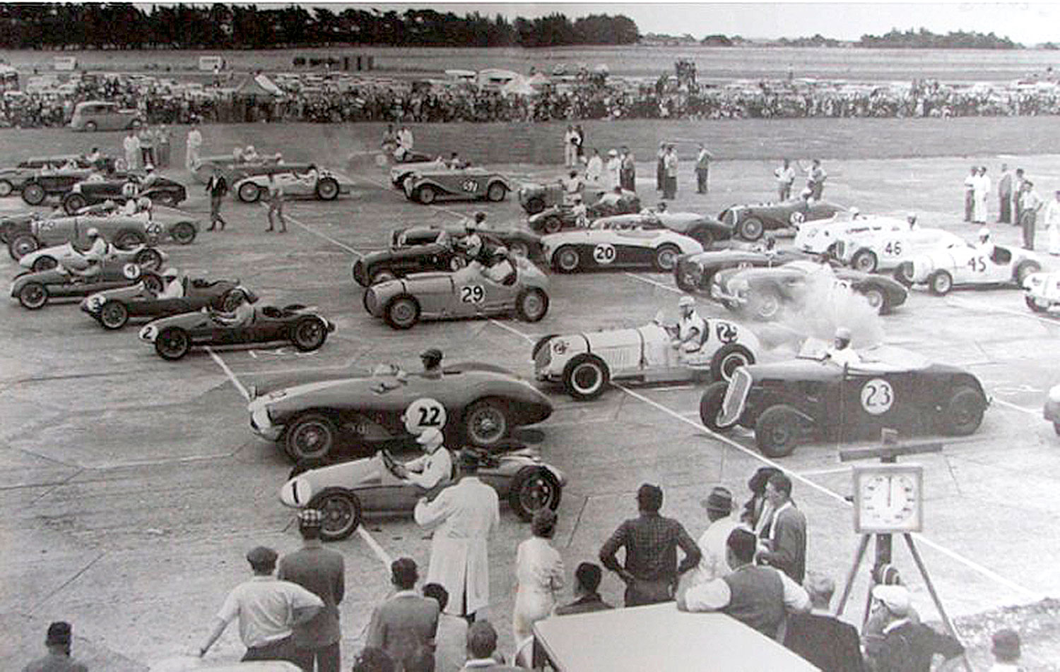 The start of the Selwyn Molesworth Trophy at Ohakea, 1956