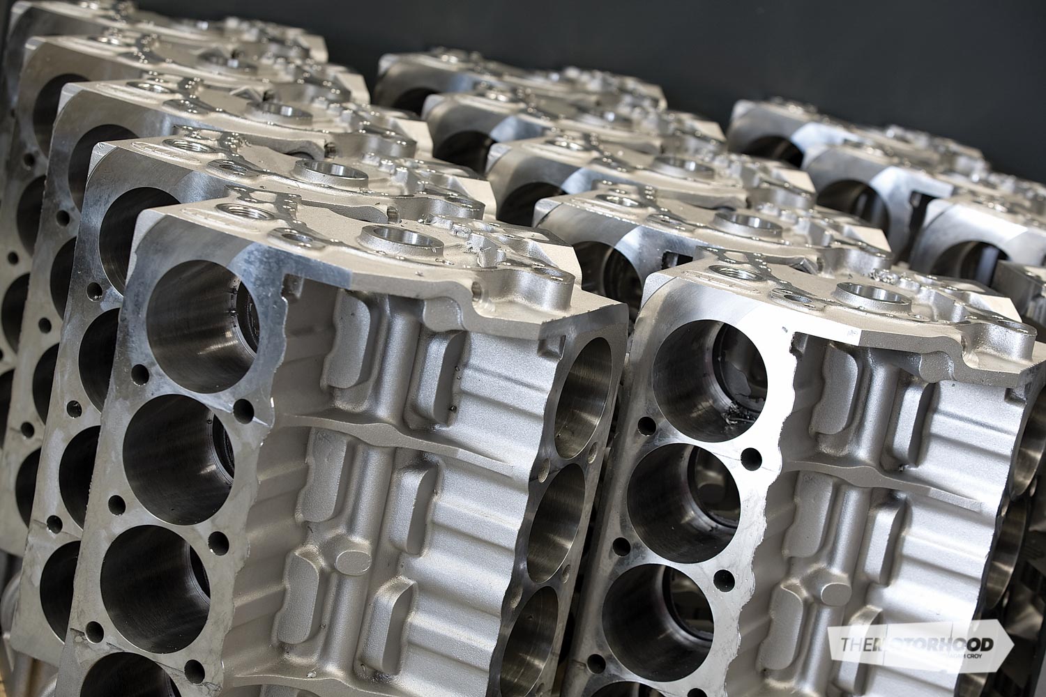 Алюминиевый или чугунный двигатель. Алюминиевые детали в автомобиле. Литые алюминиевые детали. Литье алюминиевых блоков двигателя. Детали автомобиля из алюминия.