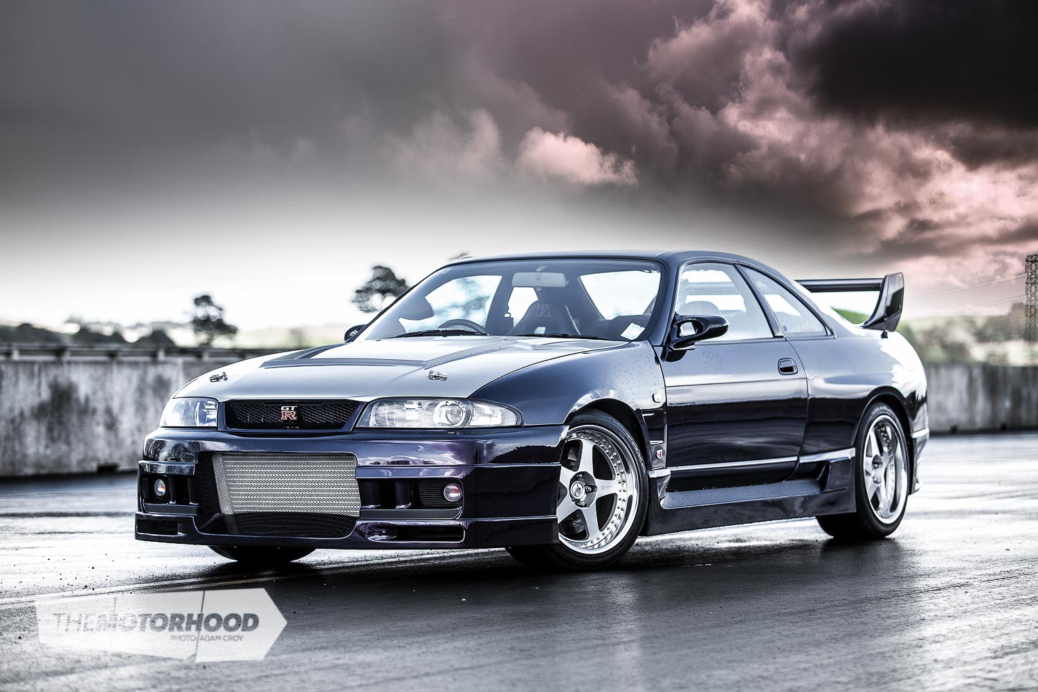 Mark’s R33 GT-R body appears factory, but upon further inspection you’ll notice everything is much larger and more aggressive. This is thanks to the Trust body kit, GRacer under panel, carbon-fibre rear wing, Top Secret bonnet, and Nismo guards