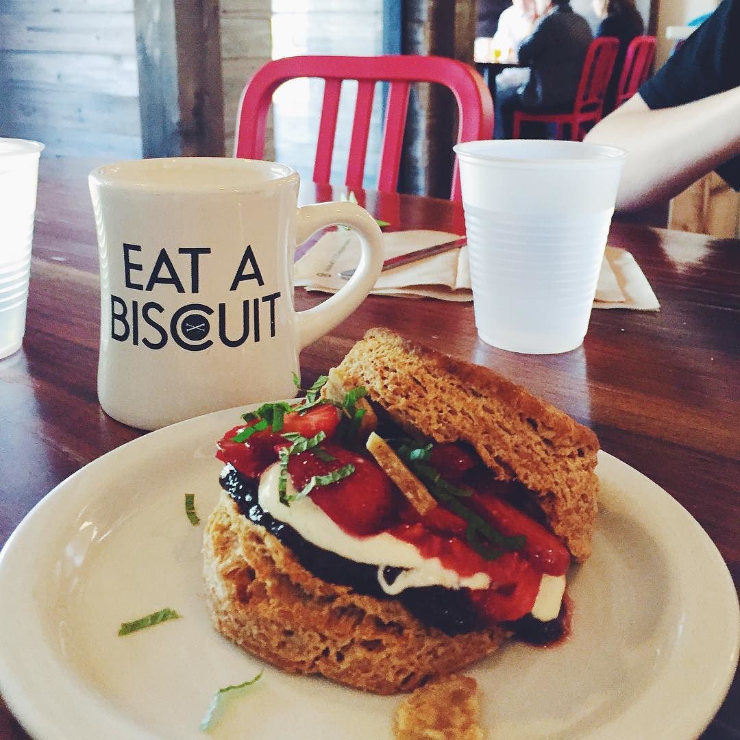 @pepperplacemarket mornings followed up by some delicious @alabamabiscuit 🍓 •••••••••••••••••••••••••••••••••••••••••••• 📍Birmingham, AL