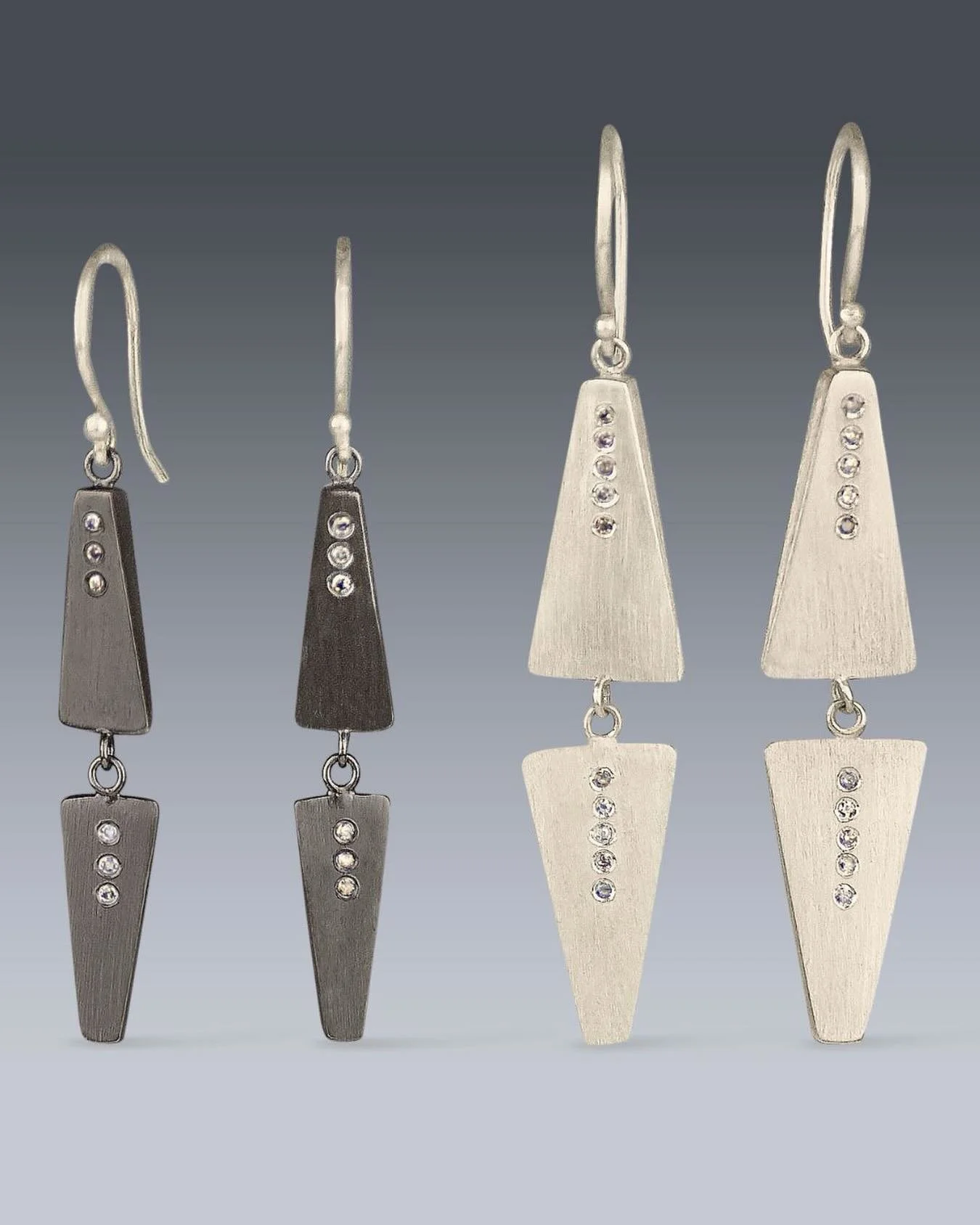 Ophiusa Earrings are available in a classic and petite size. You can choose a brushed or a patinated brushed finish. 
The classic size showcases 10 salt and pepper diamonds in each earring, while the petit design comes with 6. 
.
.
.
#artjewelry #con
