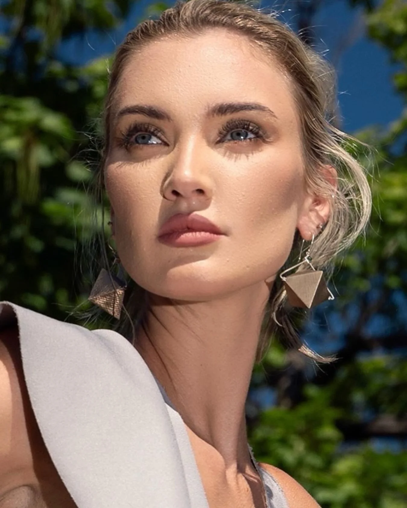 AIRE 

Capturing the timeless symmetry of sacred geometry through platonic solids this collection translates ancient forms into contemporary wearable art. Mirroring structures found throughout the natural world, these geometric silhouettes facilitate