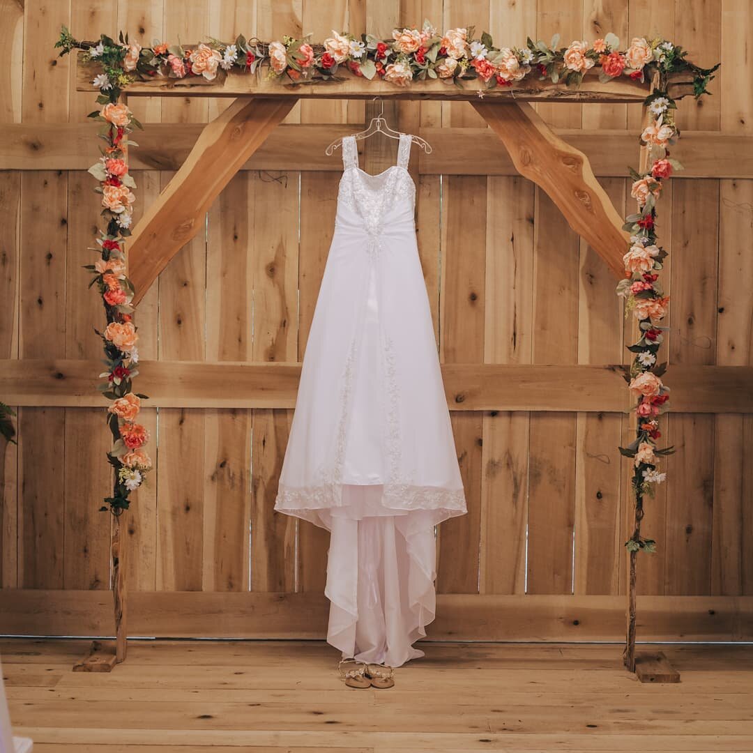 We love a gorgeous floral arbor 🌸 Highlighting Victoria's stunning dress against the barn wood, creating magic 💖

📷 @photographybyrachelallison
