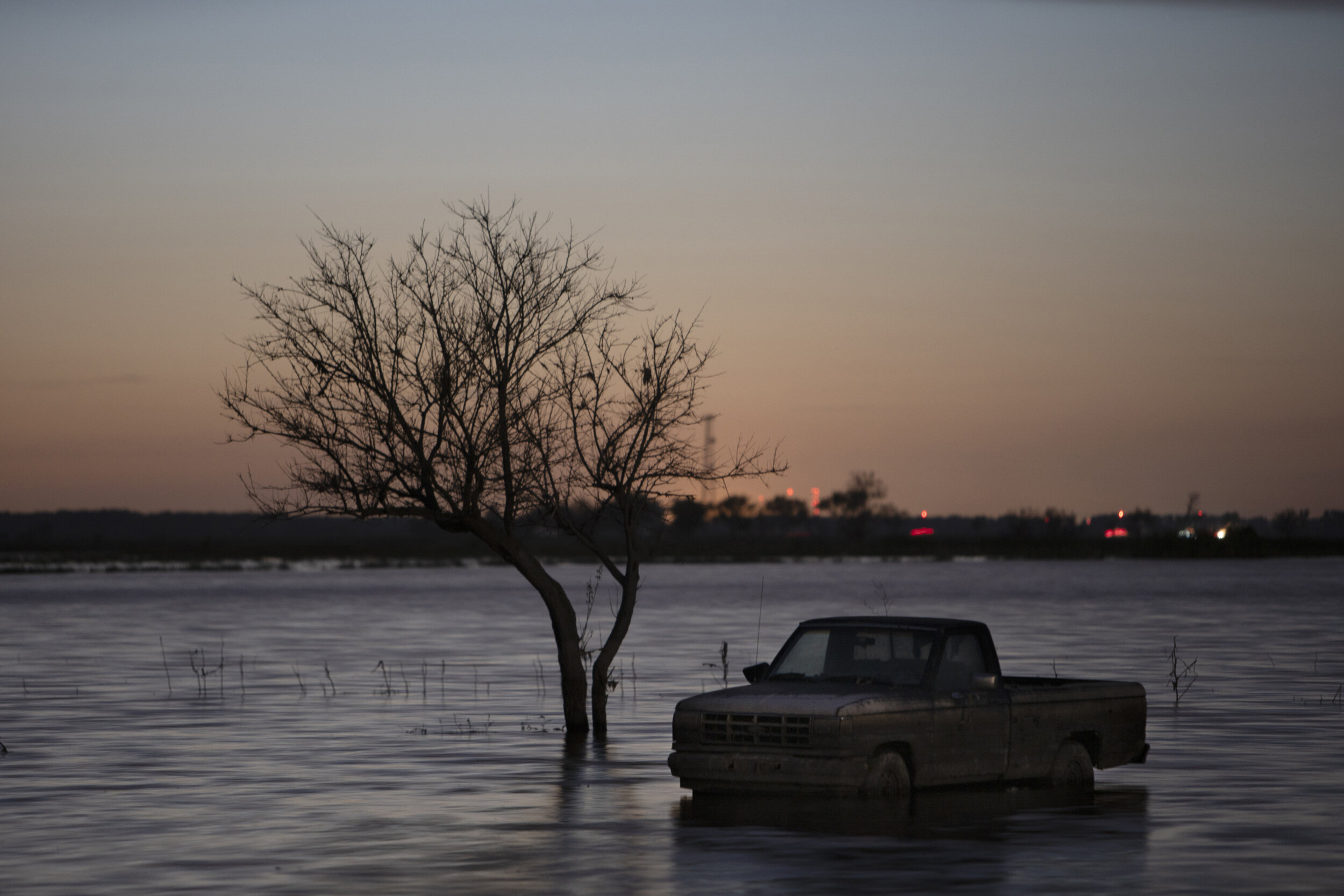   “Flooded out, farmers find work rebuilding the levees that failed them”   Photos: Ed Ou Role: Final select 