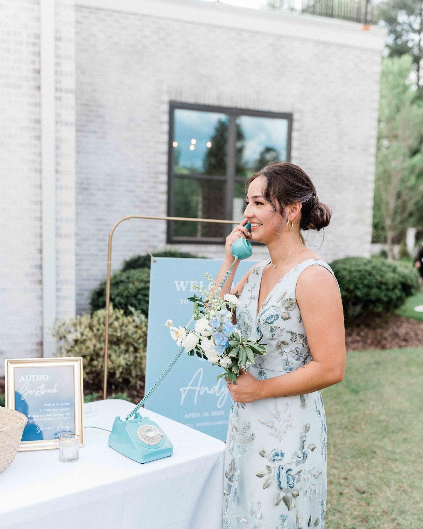 When the guestbook is all the guests leaving voicemails 🥹🤍🌿 I love this concept so much and adore that the bride and groom will get to hear these messages forever. ☎️: @lovelinememories ✨