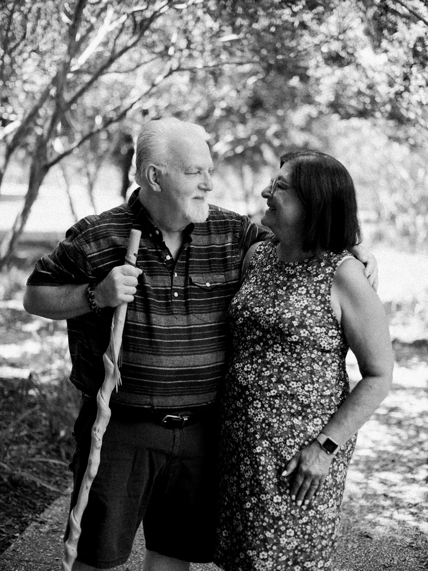 Happy anniversary, mom &amp; dad 🤍 highly recommend forcing your parents to take anniversary pictures every year 🥹🌼