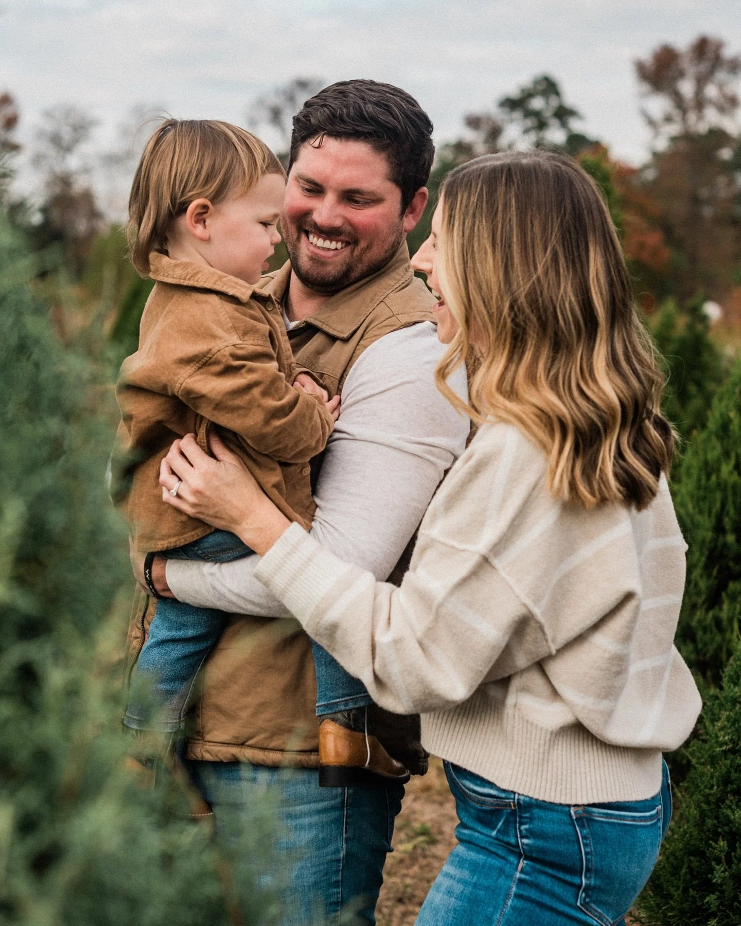 Had the dreamiest time *literally* running around a Christmas tree farm with these 3 🌲🤍✨