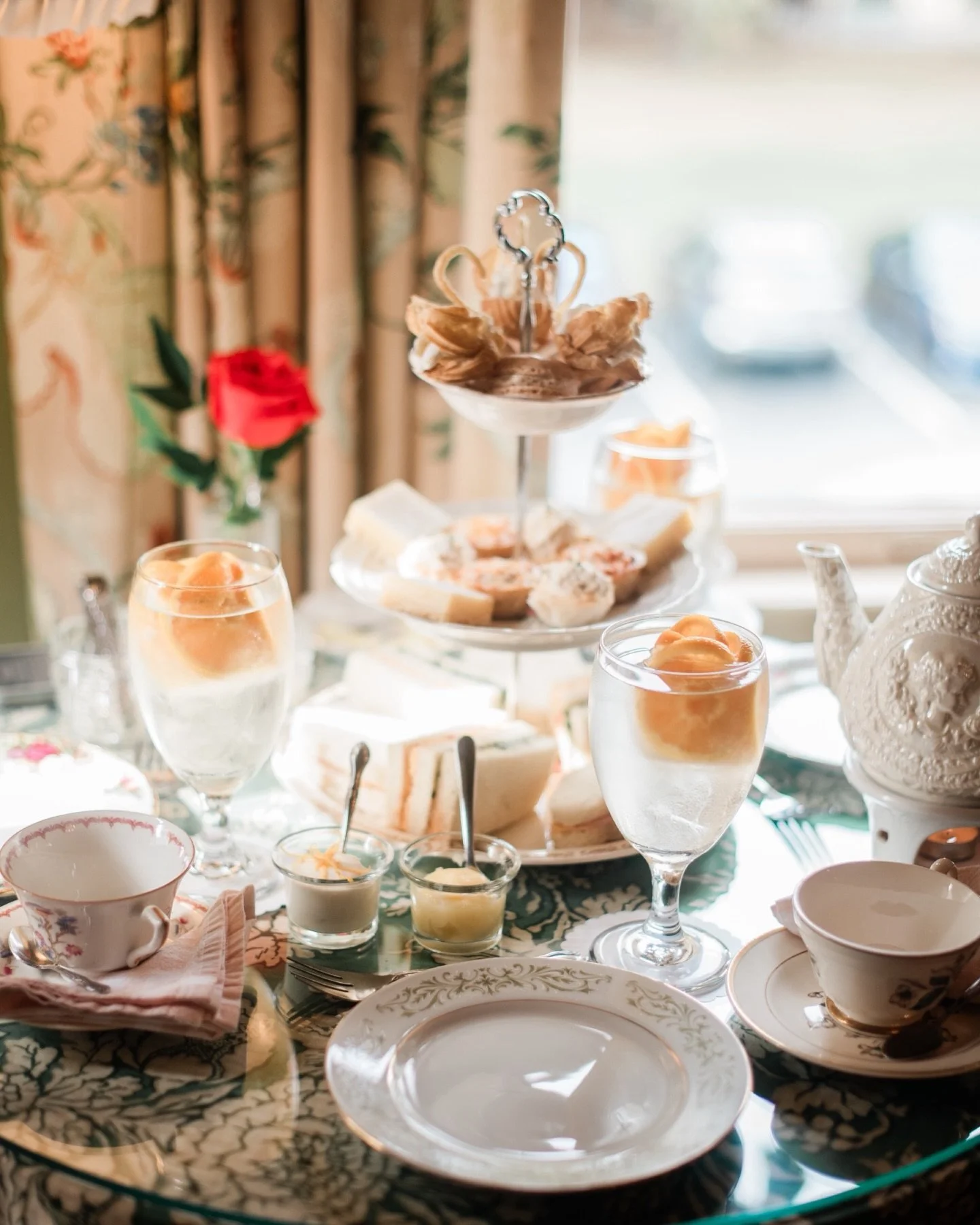 A moment for the details 🫖🍓🦢 @acausefortea ✨