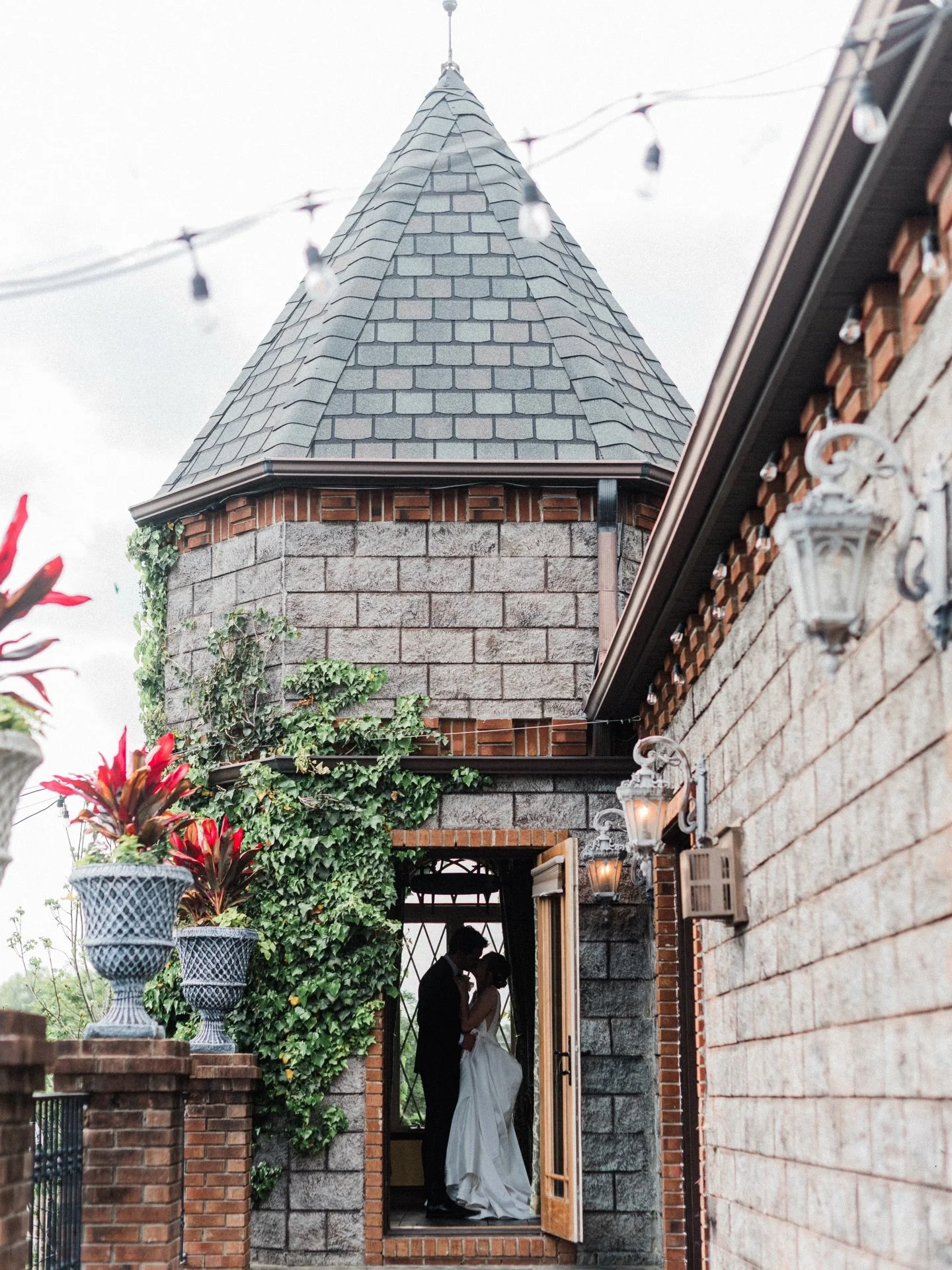 The Waites 🌿💍 a literal fairytale @chateaudesfleures ✨ cannot wait to share more.