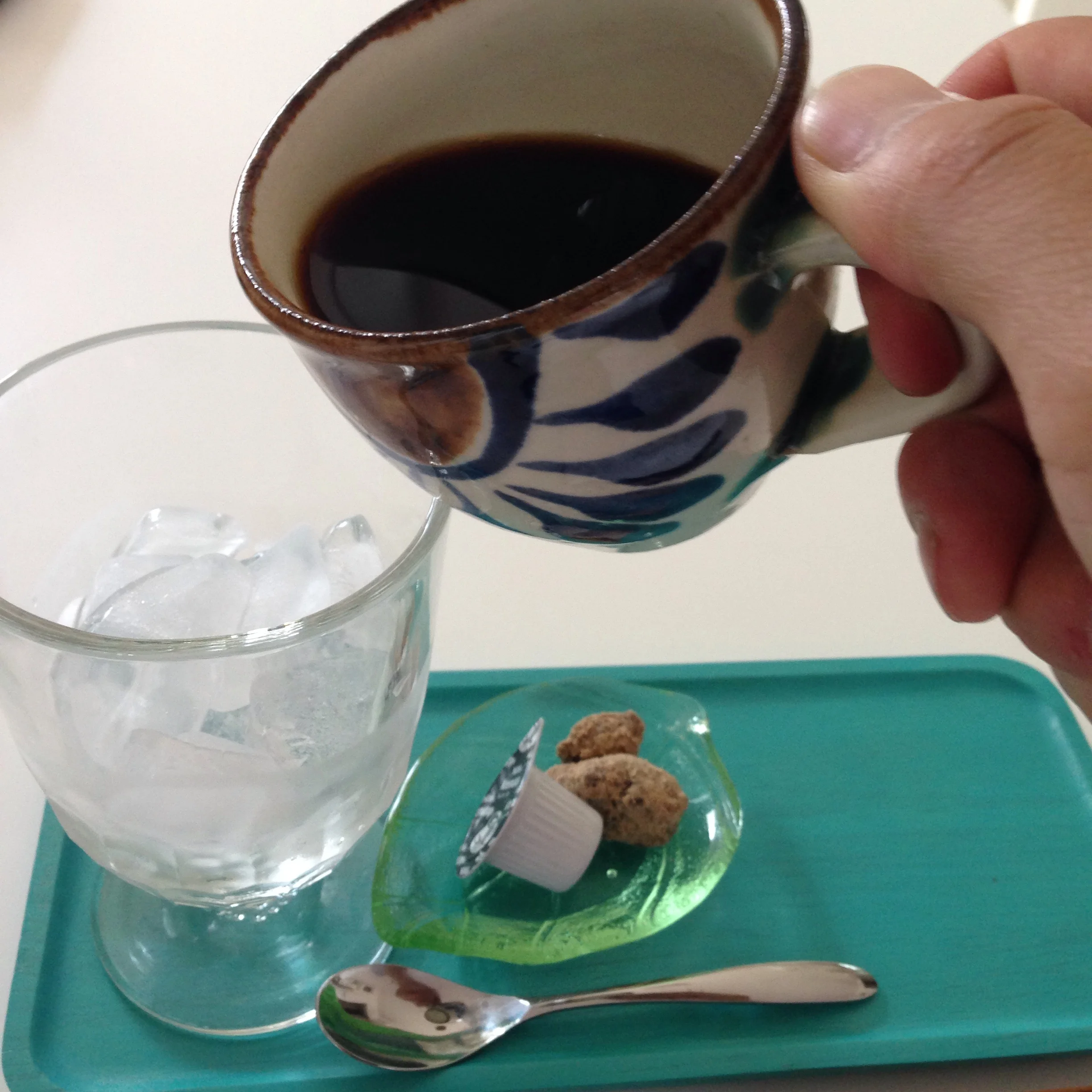 お好みで甘さやミルクを入れて味を調整したら、氷の入ったグラスにコーヒーを。